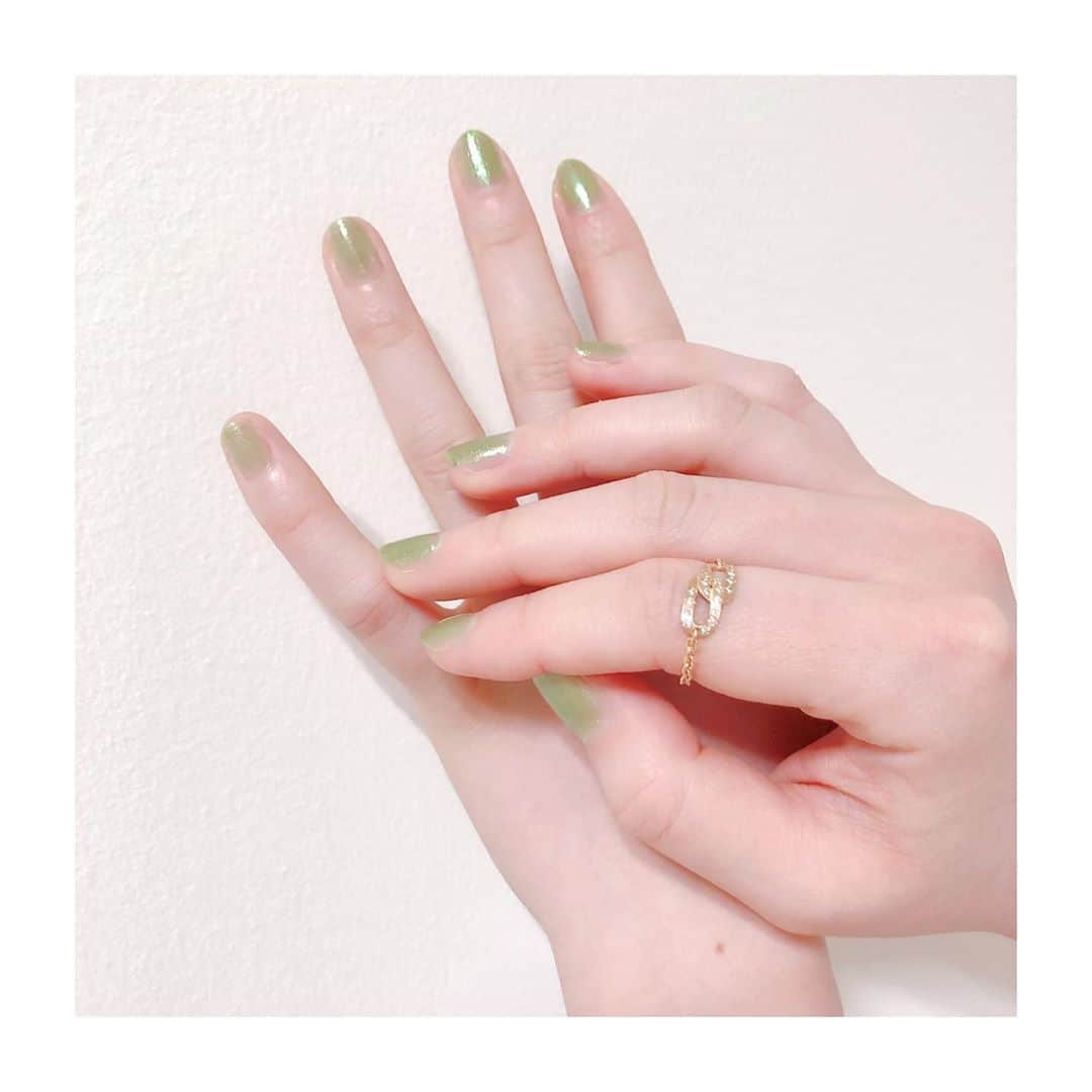 トリンドル玲奈さんのインスタグラム写真 - (トリンドル玲奈Instagram)「ネイルはグリーン💅。 ﻿ ﻿ 最近ネイルが好きです!﻿ おしゃれになるなぁと✨﻿ 手元大事ですよね✨﻿ ﻿ 中々大人の手にならなくて、﻿ ぷにゅぷにゅなのは🤷‍♀️﻿ 🦖  マニキュア… @amplitudebeauty」6月20日 15時31分 - toritori0123