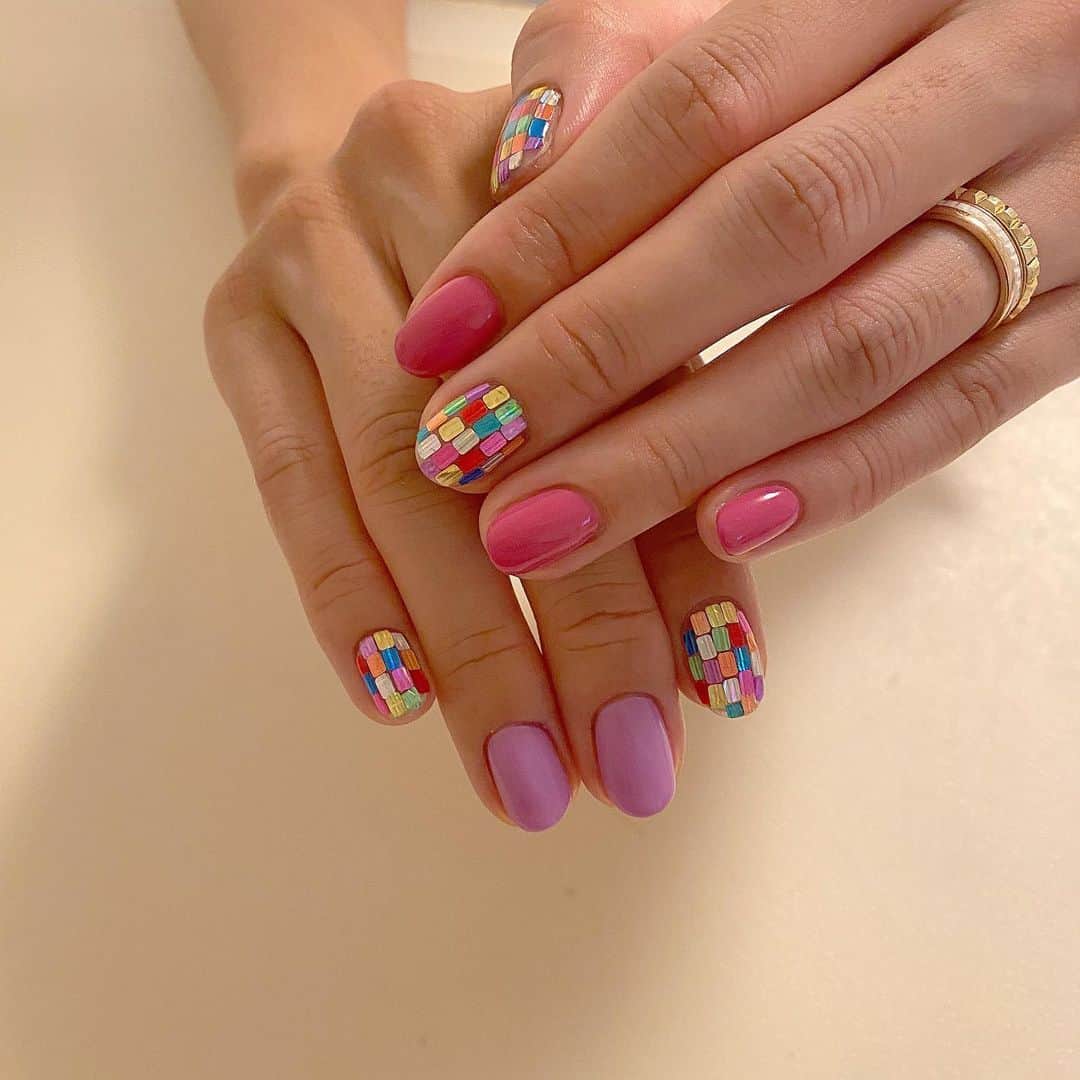 Kana Kobayashiさんのインスタグラム写真 - (Kana KobayashiInstagram)「派手なのが好き✨な友達のネイル、今回はおもっきり『派手✨』 #ネイル #夏ネイル #カラフル #ピンク #夏色 #ホログラム #キラキラ #ネイルデザイン #nails #fashion #pink #purple」6月20日 15時26分 - anela_kana
