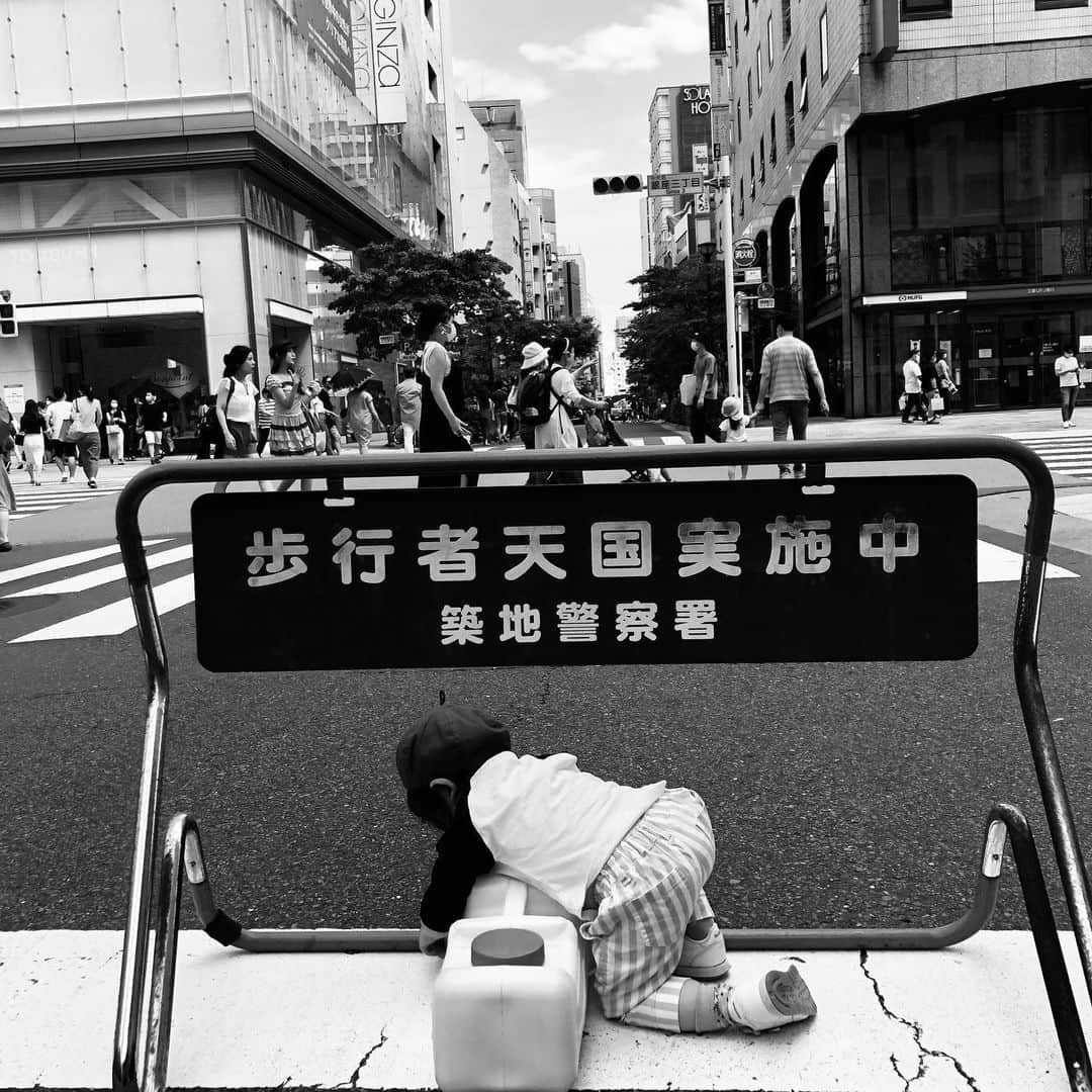 与座よしあきのインスタグラム：「‪天国で歩き疲れたみたい。‬ ‪このあとは抱っこ地獄❣️‬」