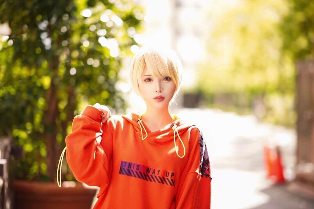 侑季美怜のインスタグラム：「あんまり昼活しないけど たまにするといい ・ ・ 日差しも嫌いだけど 浴びたら気持ちいし☀️ ・ ・ 海とか自然とかは好きだなぁ ・ ・ ・  #金髪ショート #ショートヘア　#ミニーショート　#金髪　#ハーフ　#韓日ハーフ　#モデル　#美人　#女優　#東京　#beauty  #girl #japanese #セクシー　#可愛い　#美脚　#谷間　#キャバ嬢　#キャバ　#おしゃれ　#ファッション　#ブランド　#美容　#エステ　#ネイル　#ヘアモデル　#脱毛　#ダイエット」