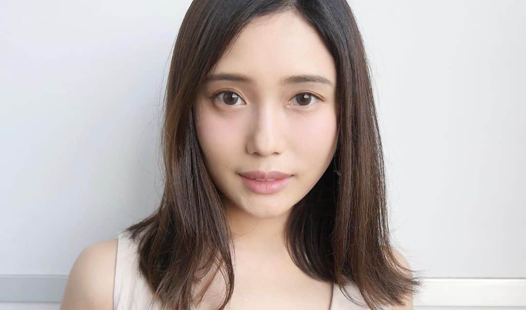 森ニーナのインスタグラム：「本日の動画は！😆 【初心者さん必見❣️垢抜けメイク！】 ナチュラルなのにちょっとした一手間で垢抜けるメイク紹介してます💄  #夏メイク2020  #夏メイク #垢抜けメイク #youtube #眉毛の描き方　←すっごい簡単なので是非観て欲しい #おすすめアイシャドウ #おすすめカラコン #おすすめベースメイク #透け感メイク  #canmake #etvos #アクセーヌ」