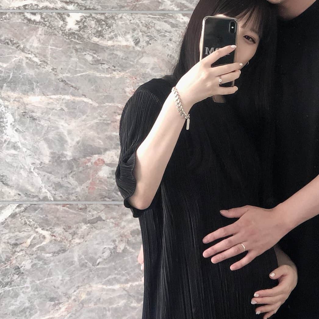 のインスタグラム：「❰ 大切な皆様へご報告です ❱  続けてのご報告となりますが、 実は私たち2人の間に新たな命を授かっております👶🏻 出産予定は9月頃です。 性別は出産後お伝えしたいと思います。  毎日神秘的な胎動や体の変化等様々なことを感じながらゆっくりと過ごしております。 大切な人との赤ちゃんがお腹の中にいることがとても幸せです。 私自身出産に対する不安が常にあり、お腹も大きくマイナートラブルが続き体調も辛く心配な日々ですが、生まれる赤ちゃんの為に沢山愛情を注いでパパとママ2人で協力し支え合って頑張って育てていきたいと思います。  本当は静かに出産を迎えようとしましたが、 お世話になった皆様、大切な皆様へお伝えしたいと思い この度ご報告させて頂いた次第でございます。  そして、 今現在も日本で感染者が毎日出ており、 妊婦さんをはじめ皆様コロナで大変不安な時期だと思います。 手洗いうがいアルコールの習慣付け 外出の際はマスクで飛沫感染予防 不必要に物に触れないよう接触感染予防 帰宅したらケータイや財布バッグもアルコールしたり 感染予防対策はまだまだ気を抜かずに頑張りましょう💪🏻 皆様どうかお身体にはご自愛下さい。 はやく収束することを心から願っています。  Instagramの更新は体調優先で自分のペースで行っていけたらと思っておりますので、温かく見守って頂けたら嬉しいです🙇🏻♡ 今後とも応援よろしくお願いいたします♡ ． ． それから、 ❰ ブランドを見てくださっている大切なお客様へ ❱ . 誠に勝手ではございますが、 7月1日から産休に入らせていただきます🙇🏻 それに伴い、 @_krm_official は6月末までとさせていただくことになりました。 ですが、また皆様とお会いできる機会が欲しいので、 産後落ち着いてから再開するか検討しております。  @modeforme_official も6月末までとさせて頂き、 産後買い付けに行くのは困難な為終了とさせていただく予定です。 ブランドを好きで見てくださっていた方々本当にありがとうございました。 . ※上記２つのブランドのDM対応は6月末まで、 お問い合わせメール対応は8月末までとさせていただきます。また、アフターフォローと配送関連の対応も8月末までとさせていただきます。ご了承くださいませ。  いつも応援してくださる方々のおかげでブランドも大きくなれました。みんなが大好きです。本当に感謝の気持ちでいっぱいです。ありがとうございました。 今回でブランドは一区切りとなりますが落ち着き次第KRMが再開でき、皆様とまた会える機会があれば嬉しいなと思っておりますので、引き継ぎ応援よろしくお願いいたします♡ . 長い文章にも関わらず 最後まで読んでくださりありがとうございました♡ ． ． くるみんベイビーは動き回ったり蹴ったり元気いっぱいです👶🏻 はやく会いたいな  くるみ」