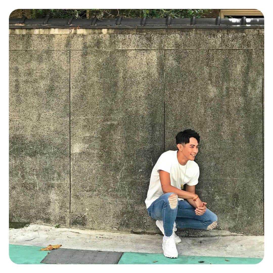 柯震東のインスタグラム：「有事情做！做自己愛的事情真的很開心！不知不覺就會笑出來☺️☺️☺️想想接下來要去哪個校園或是地方跟大家見呢🤔🤔🤔告訴我😎😎😎」