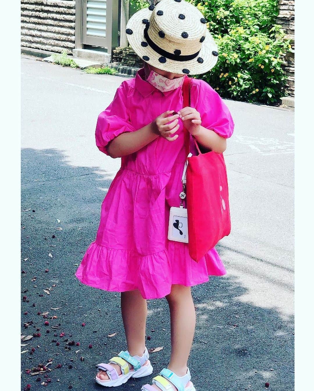涼紫央さんのインスタグラム写真 - (涼紫央Instagram)「なゆは 小学生になり、 今日 習い事に初めて1人で行きました。 後をついて行ったら… 、、、 へびいちごを拾うのに夢中。 がんばれ〜 #6歳 #我が家のお姫様」6月20日 21時04分 - toitoitoi