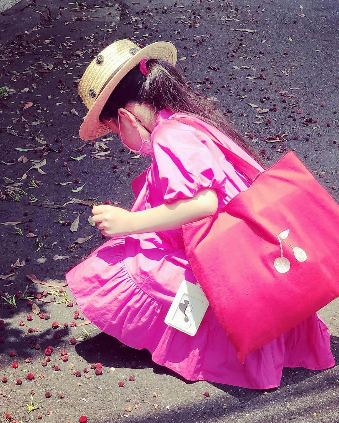 涼紫央さんのインスタグラム写真 - (涼紫央Instagram)「なゆは 小学生になり、 今日 習い事に初めて1人で行きました。 後をついて行ったら… 、、、 へびいちごを拾うのに夢中。 がんばれ〜 #6歳 #我が家のお姫様」6月20日 21時04分 - toitoitoi