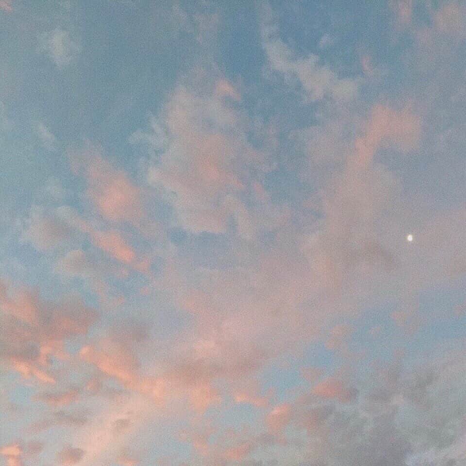 松尾 瞳のインスタグラム：「. 今日は久々にお天気だったのにメイク動画撮ったり 色々してたらお洗濯し忘れてしまった、、😇 . 明日からまたしばらく雨ぽいね🥺🥺 . 今日はLIVEきてくれた人ありがとう❤︎ 夫婦LIVE(は主に佑記のアカウントで)もまた ふたりで時間ある時にします👫❤︎」