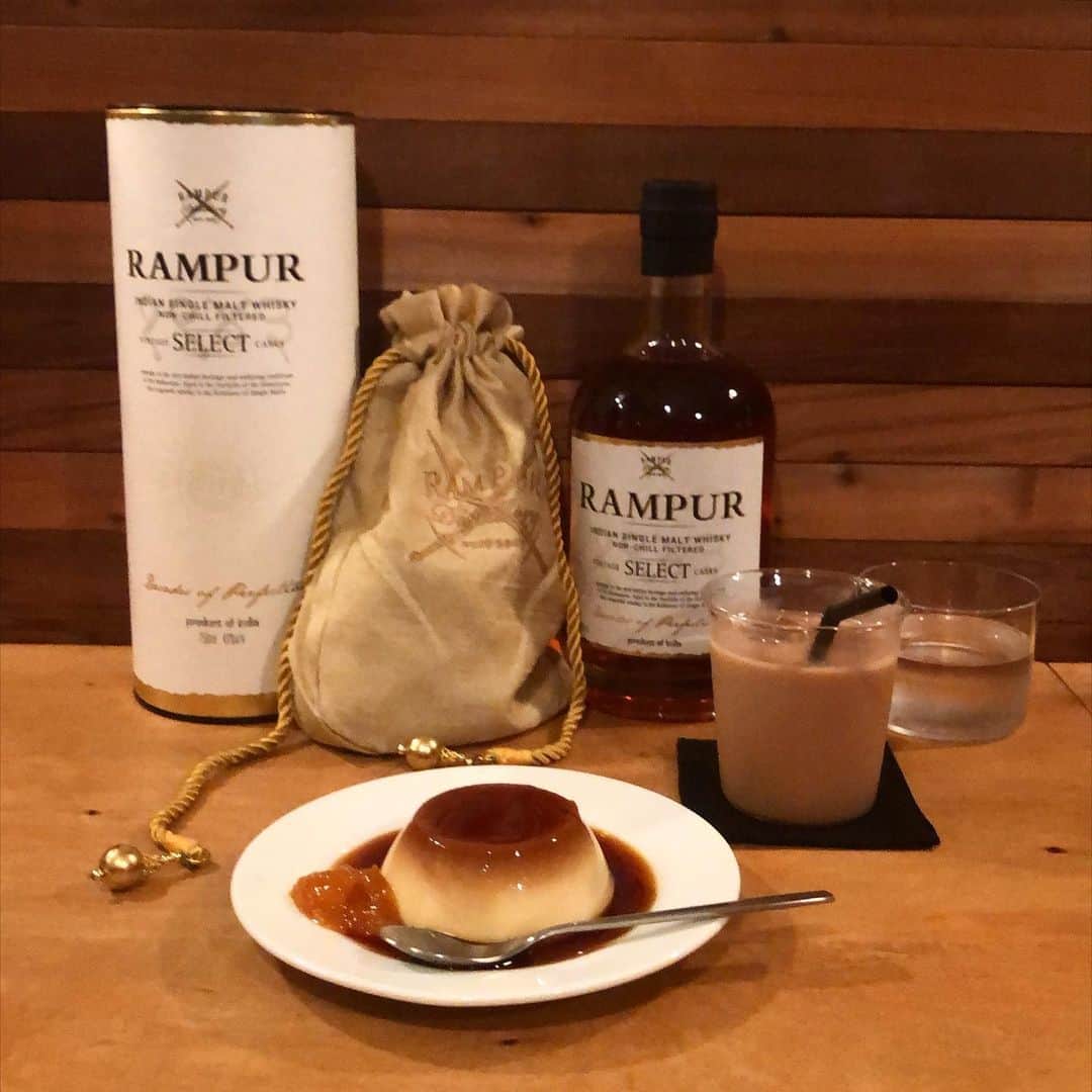 CHIPPRUSONのインスタグラム：「山食音でビーガンプリンとチャイ。ジャケ買いした高級ウィスキーを試飲してみることに。果実とはちみつ風味のブランデーのようなまろやかさ。後味はスッキリしていて森のような清涼感。フルーツの漬け込みに使うのにぴったりだ🙌よかった🎵（舐めただけで酔っ払う…笑）」