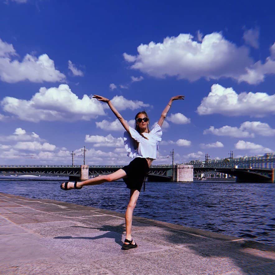 ダリア・イオノワのインスタグラム：「кья-кья-кья 🐦 _______________________________________  #spb #saintpetersburg #mariinsky #mariinskytheatre #mariinskyballet #mariinskydancer #vaganovastudents #balletlook」