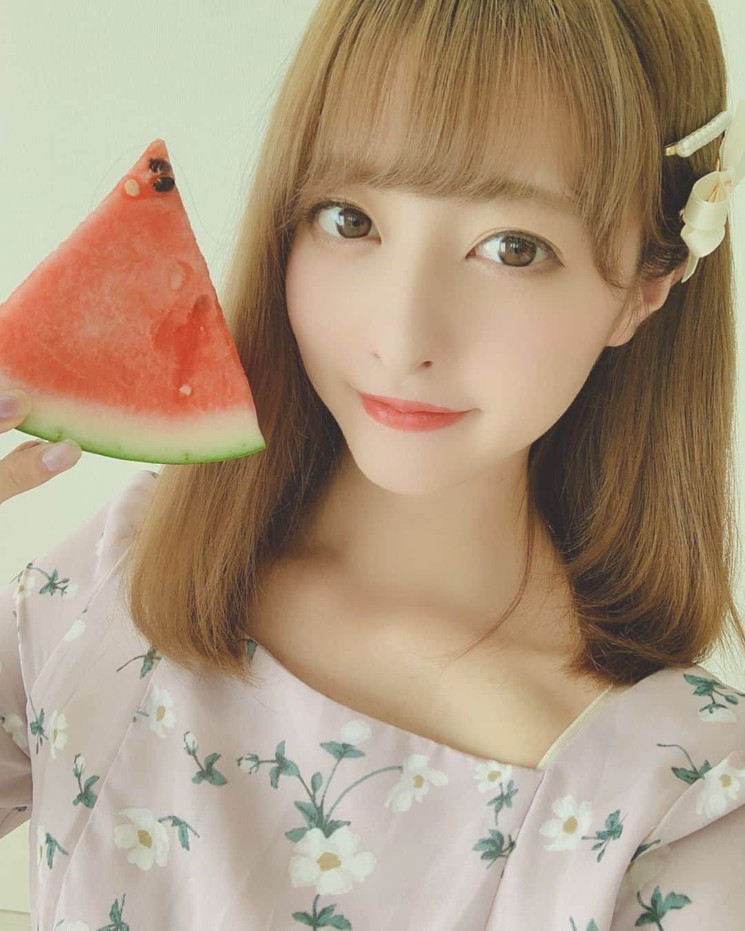 のインスタグラム：「スイカが美味しい季節になるね〜  今年もいっぱいたべよっ🍉🍉🍉」