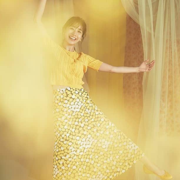 美的 Biteki's official Instagram! さんのインスタグラム写真 - (美的 Biteki's official Instagram! Instagram)「＼田中みな実さん連載／ 【「イエローはハッピーカラーの代名詞」｜田中みな実 Color me Happy】 ・ テーマカラーという切り口で素顔や美の秘訣に迫る田中みな実さんの連載。 今月のテーマカラーは「幸せのイエロー」。 果たしてどんな話が聞けるのでしょうか。素敵なお写真とともに早速確認していきましょう♪ ・ 「疲れや倦怠感を忘れさせてくれる幸せ色」 年齢をを重ねるにつれ“色”を楽しめるようになってきた気がします。ファッションでもメイクでも。イエローのお洋服は、クローゼットの中でもひときわ華やかな存在感を放ち、無条件に気持ちを明るくしてくれる。レモンイエローのスカートに卵色のニット、マスタードカラーのノースリーブに飴色のシルクパンツ……。気づけばイエローのアイテムが少しずつ増えています。自分の肌色に合ったイエロー探しがとっても楽しい。 ・ 黄色いお花も好きだなぁ。いつもお家に季節のお花をお迎えしているのだけど、少し前まではミモザをよく飾っていましたね。ブーケにしてもかわいいから、ちょっとしたプレゼントにもおすすめ（花言葉って、ついつい調べてしまいません？ 可憐でキュートな ミモザの花言葉が“秘密の恋”って！ちょっとびっくり…笑） ・ そんなハッピーカラーの代名詞・イエローちゃん、実はメイクでの出番は意外にも少なめ。私も最近まで、肌色がくすんで見えるのを懸念して避けていました。でも、今回のメイクのように微細パ ール入りのライトイエローを下まぶたのキワへ薄く入れたら、肌色から浮くことなく白目がクリアに見えて感動！このテクニックは真似したいです。夏に向けて、イエローメイクも極めよう♪ ・ 田中みな実さんのお気に入り♡ （「YELLOWなアイテム」はスワイプして確認→） ・ “ふわあっと気持ちが華やぐ。幸せ美人顔へ導く最高のパートナー” ・ ＼デルフォニックスの手帳／（写真2枚目） 「手帳は毎年デルフォニックスのマンスリー型を使っています。年末に直感で色を決めるのですが、2020 年はイエロー！とっても気に入っています」 ・ ＼sacaiのスカート／（3枚目） 「鮮やかなイエローに惹かれて3年前くらいに購入し、長く愛用しているレーススカートです。スニーカーを合わせても女性らしくまとまるところも好き」 ・ ＼ローラ メルシエのアイカラー／（4枚目） 「私のメイクに革命を起こしたライトイエローのアイカラー。今日も下まぶたに使用」 ローラ メルシエ キャビアスティック アイカラー 2013　￥3,000（限定品） ・ profile 田中みな実さん たなかみなみ／フリーアナウンサー。学生時代から美容にハマり、もち前の探究心が高じて今では美容のプロ級の知識と経験をもつまでに。最近は、女優としても大活躍！ ・ #田中みな実 #あざと可愛い #おすすめコスメ #女子力アップ #美意識 #自分磨き #bitekicom #コスメ好きさんと繋がりたい #メイク好きさんと繋がりたい #美容 #美的 #美的メイク #メイク好き #コスメ紹介 #女子力向上委員会 #シャネルコスメ #美容好きな人と繋がりたい #ツヤ肌 #コスメ #田中みな実コスメ #美肌 #コスメオタク #美肌になりたい #美容好きさんと繋がりたい #美意識高い人と繋がりたい #コスメ好きな人と繋がりたい #美容垢さんと繋がりたい #コスメマニア #メイク好きな人と繋がりたい #美活」6月20日 21時00分 - bitekicom