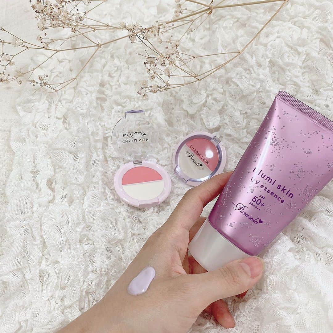 橘ひと美さんのインスタグラム写真 - (橘ひと美Instagram)「最近見つけた日焼け対策できる化粧品たち💄 ・ 「パラソーラ イルミスキン UVエッセンス V」 ・ 「パラソーラ　チャームスキン　UVチーク＆ハイライト01」 ・ ● パラソーラ イルミスキン UVエッセンスV 話題のトーンアップUVで バラエティショップ限定の新商品みたいです！ SPF50+/PA++++で紫外線対策がしっかり出来るし、シャーベットラベンダーカラーだから補色効果でくすみをカバーしてくれるんですが、 トーンアップするだけじゃなくて、粒が細かいパールも配合されているので立体感とつや感もでて感動しました🥺 ・ 天然ミントエキスも配合されてるみたいで、めちゃくちゃひんやりするし、 ウォータープルーフタイプで汗や水にも強いうえに、ボディソープですぐ落とせるらしい✨ ・  しかも、ビタミンC、プラセンタエキス、ハトムギエキス、セラミド、 ヒアルロン酸、コラーゲンとか10種類の保湿成分が入ってるみたいなので日焼け対策しながら保湿もできるらしくて最強すぎる🤣 ・ テクスチャーも べたつきが全然なくて、さらさらだったから夏場はめちゃくちゃ助かります！！！ ・ からだ・顔用で、顔は化粧下地として使えるし、デコルテとか腕に塗ればトーンアップで引き締め効果もあるし、 この夏はめちゃくちゃ愛用してみようと思います。 ・ ・ ● パラソーラ　チャームスキン　UVチーク＆ハイライト01 ・ ほっぺと鼻すじって皮脂が多くて、顔の中でも位置が高いし、一番焼けやすいパーツだからよくその部分だけ赤くなったり焼けたりしてたけど、 チークとハイライトにSPF50+/PA++++が入っててUVカットできるってあんまりなくて珍しいし、ありがたすぎてこれはめちゃくちゃ良いってなった！！！ しかも、毛穴とか色ムラまでカバーできるし最高！ ・ メイク直しの時とか、本当は日焼け止めとかベースメイクから直したいってなるけど、これだったらこれ1つでメイク直しとUVケアが完了するし、UVが入ってるのはほんとにいい！！ 小さなパレットにチークとハイライトがおさまってるから持ち運びも楽！ ・ 私がGETしたカラーは 「01 抜け感パレット」で ピーチコーラルのチークとゴールドパールのハイライトでめちゃくちゃ肌なじみがよかった！ 肌に溶け込みやすくて自然に色づくクリームタイプになってて、少量ずつ指にとってポンポンするだけで発色も良かったです！！ ・ ・ ・ #パラソーラ #トーンアップUV #イルミスキン #チャームスキン  #日焼け止め #チーク #ハイライト #UVケア #バラエティショップ  #PR」6月20日 21時01分 - h1t0mi_0210