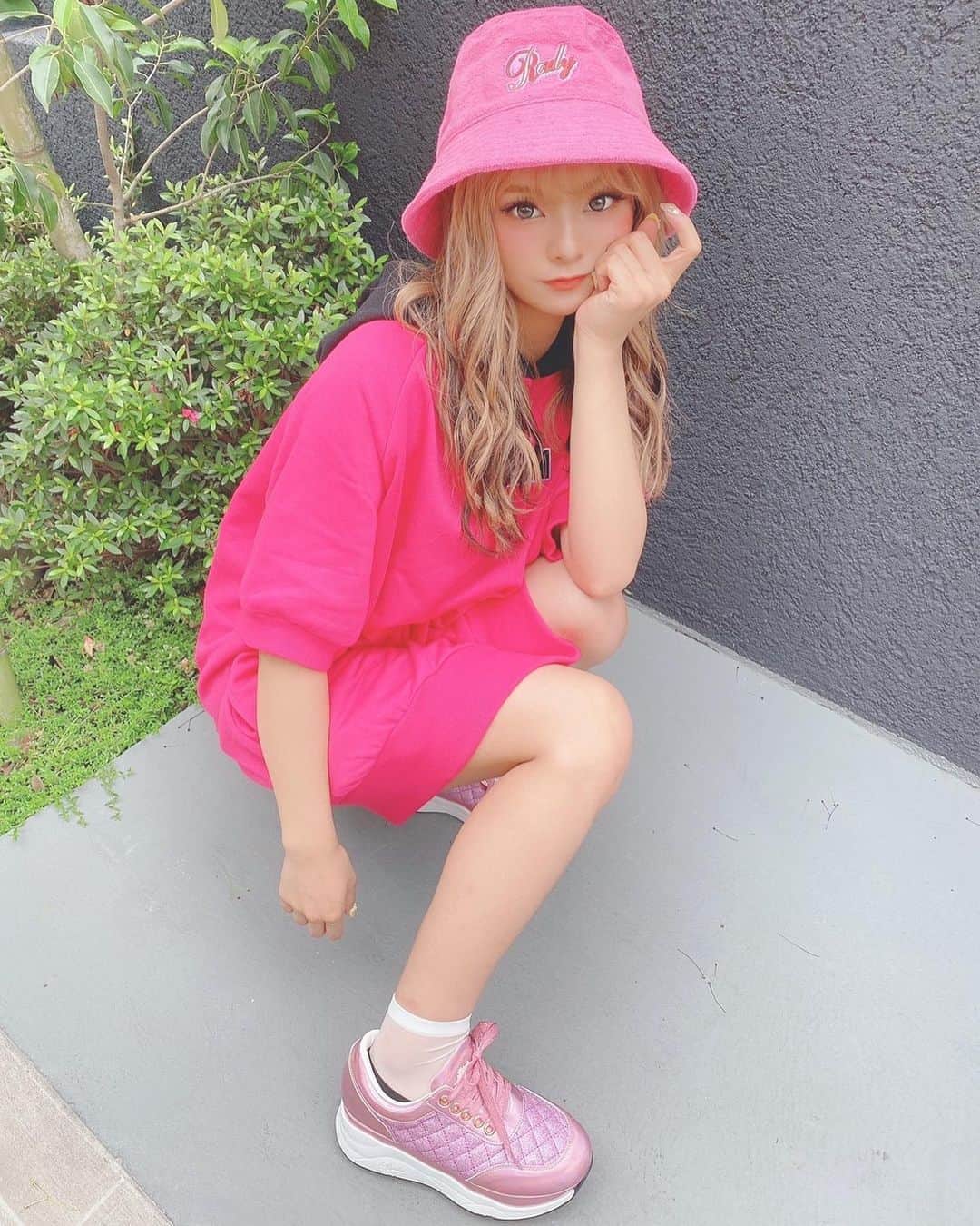 小田愛実（まぁみ）さんのインスタグラム写真 - (小田愛実（まぁみ）Instagram)「💗💗💗💗💗﻿ ﻿ ぴんくまんっ！﻿ ﻿ 靴がよく見えるかなこれで🥺⚠️﻿ 今量産型女子流行ってるけど﻿ このピンク加減だったらワンピースに履いても﻿ 鬼可愛いと思うんだけど😟😟💕﻿ ﻿ #Rady #全身ピンク #派手ギャル #いいね」6月20日 15時40分 - maaaami79