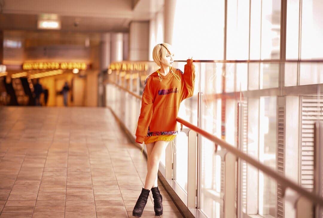 侑季美怜のインスタグラム：「ここどこでしょー？ ・ ・ 正解は渋谷駅でしたっ！ 渋谷駅にこんなとこあったっけ？ って思った人！ 人いなさすぎてビビりましたw ・ ・ ・ #金髪ショート #ショートヘア　#ミニーショート　#金髪　#ハーフ　#韓日ハーフ　#モデル　#美人　#女優　#東京　#beauty  #girl #japanese #セクシー　#可愛い　#美脚　#谷間　#キャバ嬢　#キャバ　#おしゃれ　#ファッション　#ブランド　#美容　#エステ　#ネイル　#ヘアモデル　#脱毛　#ダイエット」