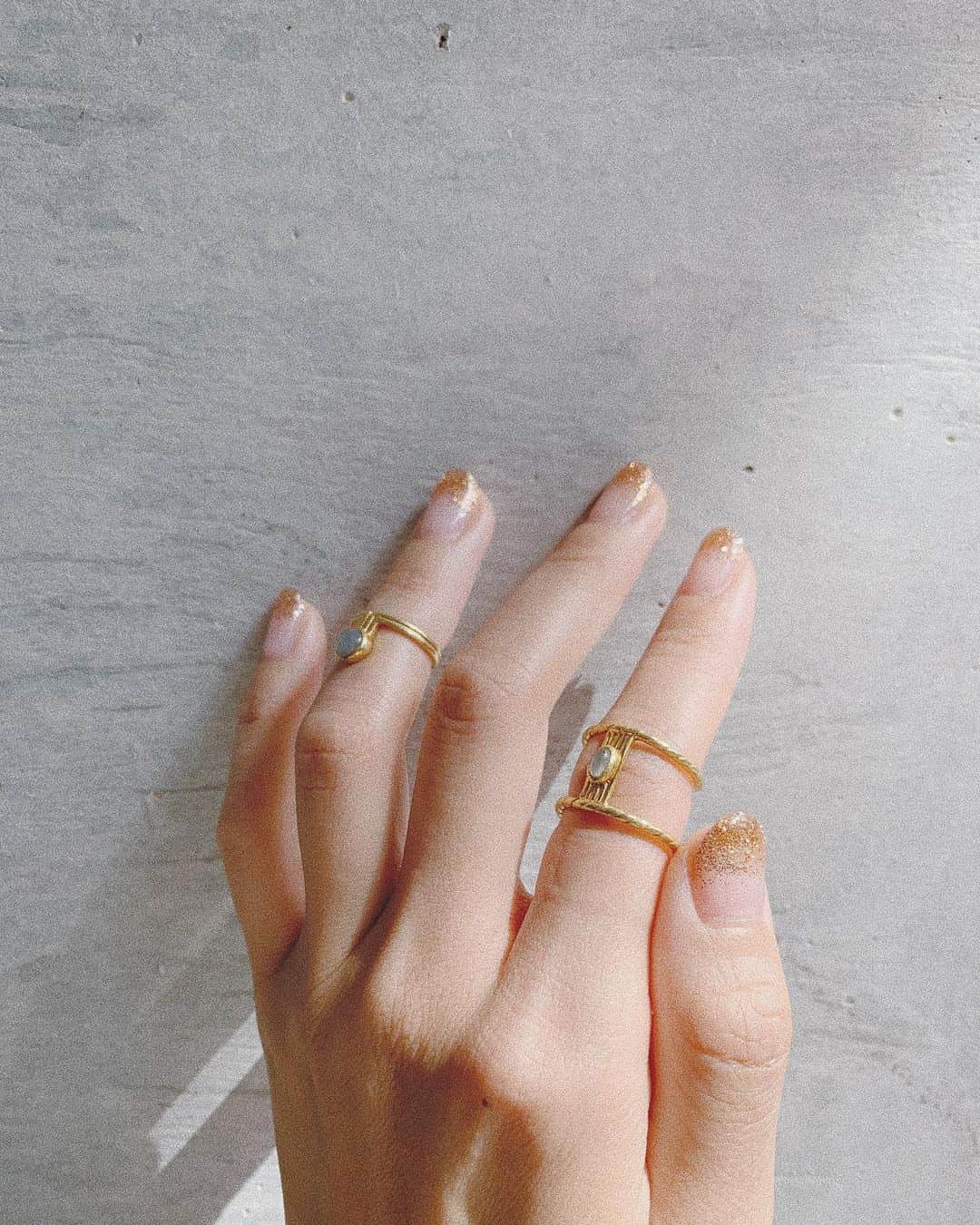 中谷愛のインスタグラム：「new nail. 夏っぽく、きらきらのグラデーション✴︎ #ai___nail」