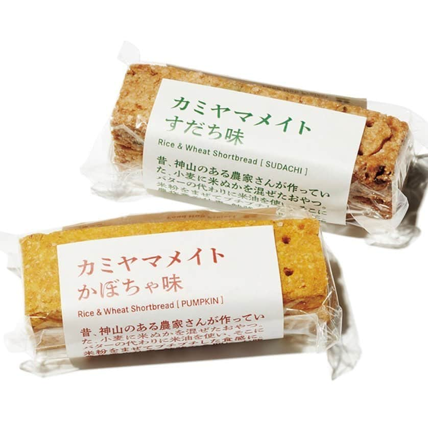 FRaUさんのインスタグラム写真 - (FRaUInstagram)「徳島県の神山町にある「FOOD HUB PROJECT」のカミヤマメイトは、地元の農家が作っていたおやつをヒントに、国産小麦にプロジェクトメンバーが育てた米の米粉と米ぬかを混ぜて焼いたショートブレッド🥮 ・ #米ぬか の素朴な味わいと #米粉 のプチプチ＆ザクザクした食感が楽しめ、お茶にもコーヒーにも合います😋腹持ちも良い！ ・ 神山町は、農業者の高齢化や後継者不足による耕作放置地の増加と、それに伴う鳥獣被害の問題を抱えている日本の中山間地域。#地産地食 を軸に、地域で育てて地域で一緒に食べることで地域の関係性を豊かにし、農業と食文化を次の世代につないでいこうというフードハブ・プロジェクトを実践しています。 ・ #徳島県 #神山町 #FOODHUBPROJECT #カミヤマメイト #フードハブプロジェクト #おやつ #スイーツ #sdgs #sustainable #sweets #お菓子 #スイーツ好きな人と繋がりたい #frau」6月20日 15時52分 - fraumagazine