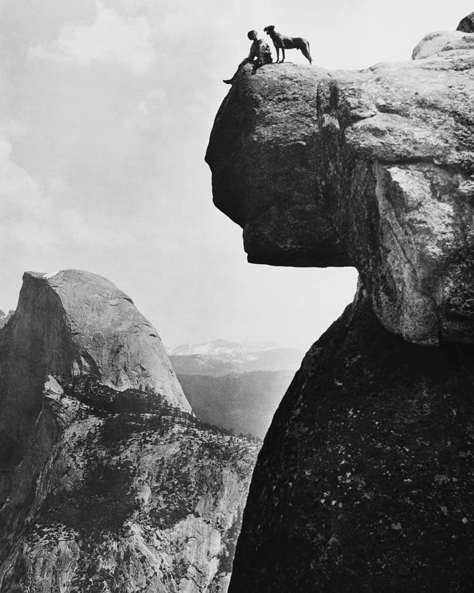 Meganさんのインスタグラム写真 - (MeganInstagram)「A man and his dog on the Overhanging Rock in Yosemite National Park, 1924 ✨ @natgeo #yosemitenationalpark」6月20日 15時53分 - zanzan_domus