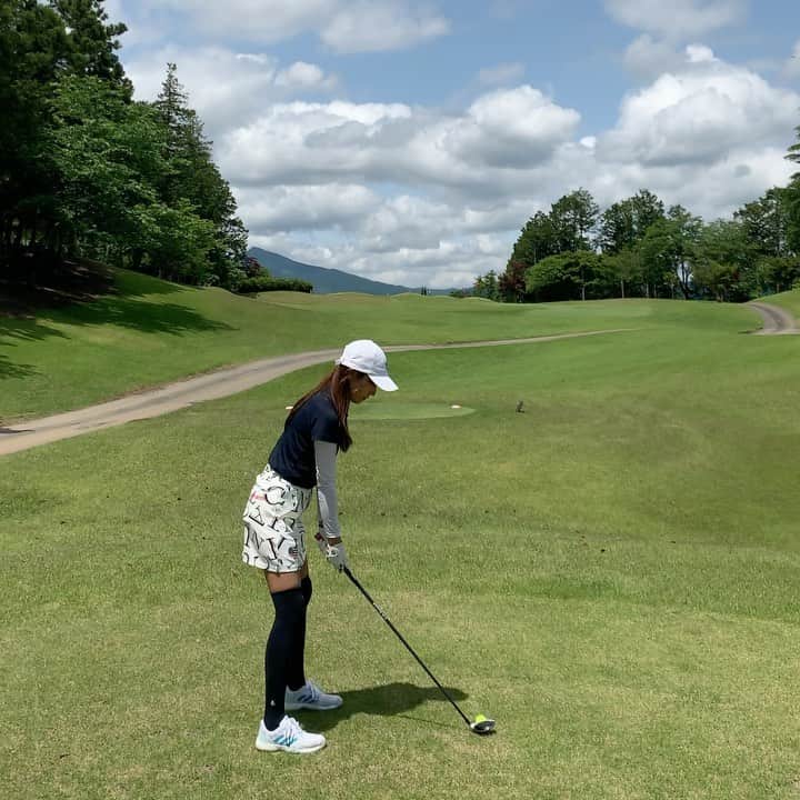 のインスタグラム：「. JGMやさと石岡ゴルフクラブにて⛳️ . 左右広々としたコースでお気に入りゴルフ場の１つ💡😌 . キャディーさんも親切だし、 この日はお天気も調子も良くて最高に楽しかった〜😊🌸 . 部活か！てくらい声出ししてるくれる @40rin_golf は、ベストも出たし、更にハッピー❣️😍 . . . #golf #jgmやさと石岡ゴルフクラブ #jgmアンバサダー #ゴルフ #ゴルフ女子 #ラウンド #スイング動画 #とやまーず #同伴者がベスト更新て嬉しいよね #💛」