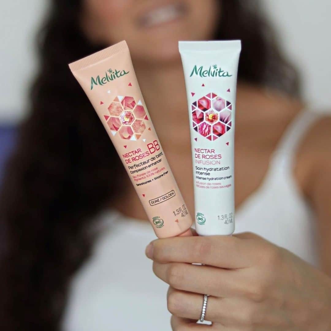 Melvita Officialのインスタグラム：「Place au soleil et aux beaux jours, l’été est enfin de retour ! ☀  Qui dit été dit plus de légèreté sur sa peau !  La meilleure combinaison ? L’hydratation intense de notre Soin de Jour Nectar de Roses couplée à la couvrance naturelle de notre BB crème pour un teint rosé et unifié toute la journée. 🌹  Merci à @naturellement_lyla pour ce joli visuel 😍  melvitafamily #melvitalovers  #beautebioetsaine #hydratationbio #madeinfrance #biodepuistoujours」