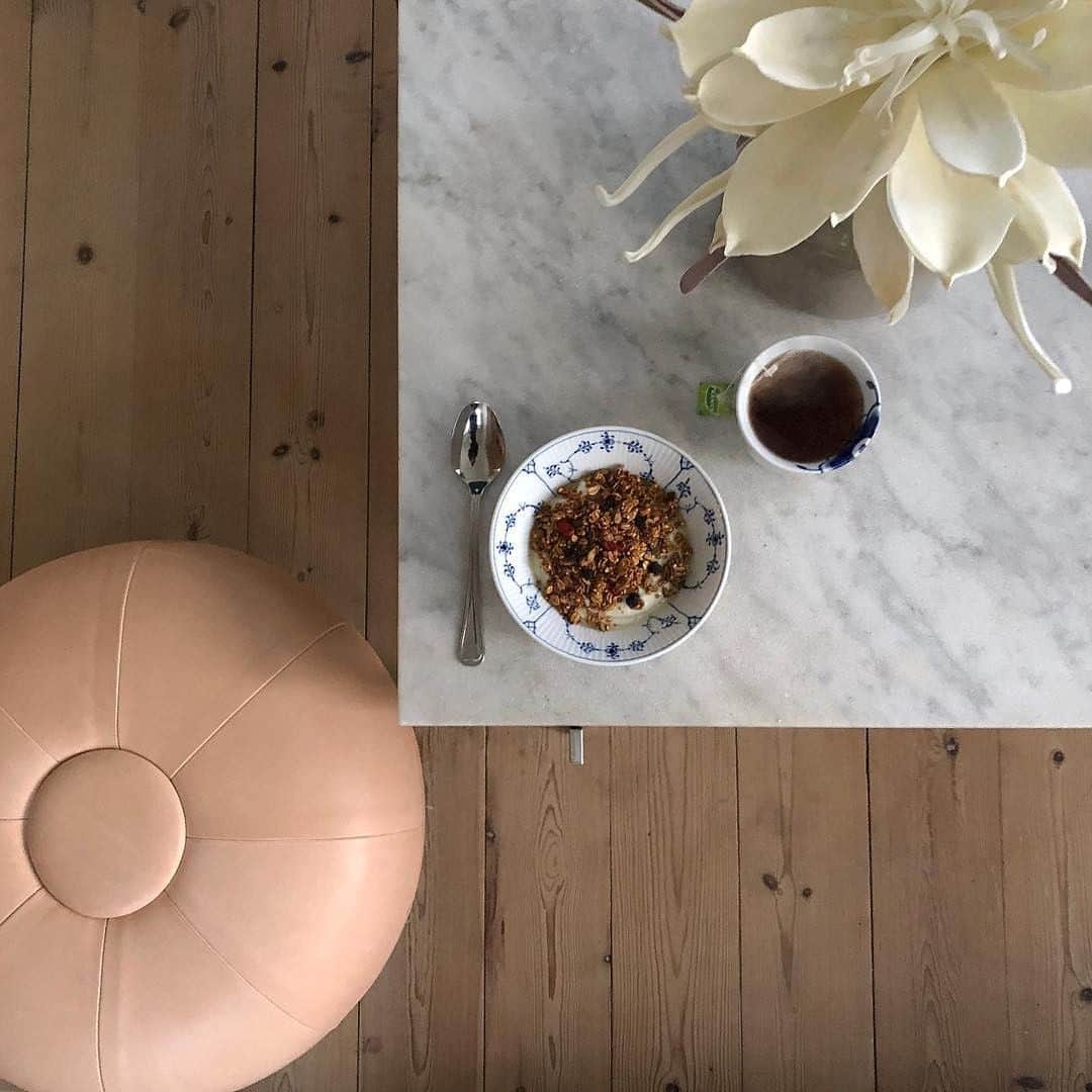 フリッツハンセンさんのインスタグラム写真 - (フリッツハンセンInstagram)「A leather Pouf by Cecilie Manz makes a relaxed breakfast a little more beautiful  Explore more via link in bio Captured by @iamcamillalyderik  #fritzhansen #pouf #ceciliemanz #accessories #livingroom #livingroomdecor  #프리츠한센  #フリッツハンセン」6月20日 16時00分 - fritzhansen