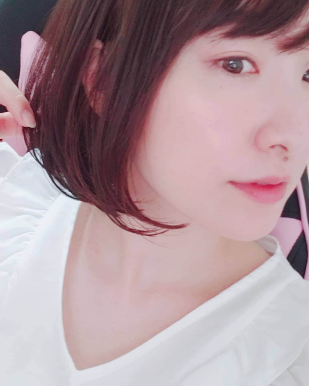 葉山いくみのインスタグラム：「写真だとあまりわからないけど、更に髪を軽くしてきました！ 頭が軽すぎてもうロングに出来ないかもしれない！！！」