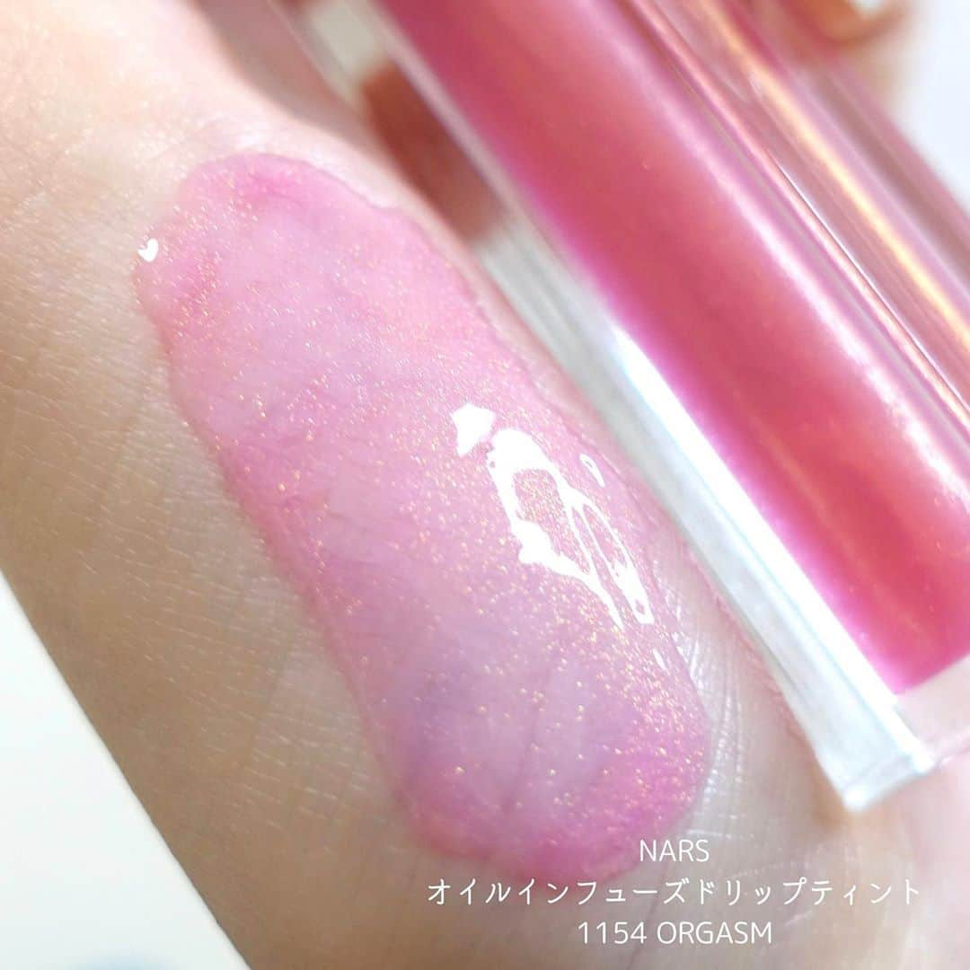 海老原りささんのインスタグラム写真 - (海老原りさInstagram)「💄💄💄𝙽𝙰𝚁𝚂💄💄💄﻿ ﻿ ﻿ ﻿ NARSのアルティメイトオーガズムセットを﻿ 使ってメイクしてみたよ😊﻿ ﻿ どんな肌トーンにも合うピンクで﻿ すごくナチュラルな仕上がり。﻿ 肌が明るく見えるピンクというよりは﻿ ほんのりくすませたようなピンクでした✨﻿ ﻿ 若干ブルベさんが似合いそうなピンク感もある👏🏻﻿ ﻿ コスメを初めて買った時って﻿ こういうTHE王道！のピンクを買ったな〜なんて﻿ 懐かしくなった☺️﻿ ﻿ ゴールドのパールがチラチラとみえて﻿ 特にチークは光に当たるとよく分かるから﻿ この王道カラー×流行のパールが合わさった﻿ 絶妙なバランスが人気の理由なんだろうなぁ🥺💕﻿ ﻿ ﻿ ﻿ @narsissist #アルティメイトオーガズムセット﻿ ✔︎ブラッシュ 4013N ﻿ ✔︎#アフターグローリップバーム 3420﻿ ✔︎#オイルインフューズドリップティント 1154﻿ (6月26日 オフィシャルサイト 数量限定発売)﻿ #コスメ好き#コスメレポ#コスメ垢#コスメレビュー#コスメスウォッチ#ナーズ#限定コスメ#メイク垢#美容垢#美容好き#デパコス#nars#howto#makeup#cosmetics#motd#화장품#化妆品」6月20日 16時13分 - ebichan_nn_n