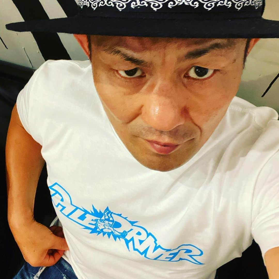 鈴木みのるさんのインスタグラム写真 - (鈴木みのるInstagram)「NEON LOGO  #piledriver_harajuku  原宿に活気が戻ってきた。県をまたいでの移動ってのがオープンになり、原宿近辺は朝から人が溢れている。本日はオープンから次々と人が遊びに来て笑顔で帰っていく。少しずつパイルドライバーの日常を取り戻している。…と、まあ活気が出てきたということでネオンロゴのTeeシャツ出来た。これシンプルで評判がイイ。それでは…パイルドライバー元気に今日も営業中！」6月20日 16時17分 - suzuki.d.minoru