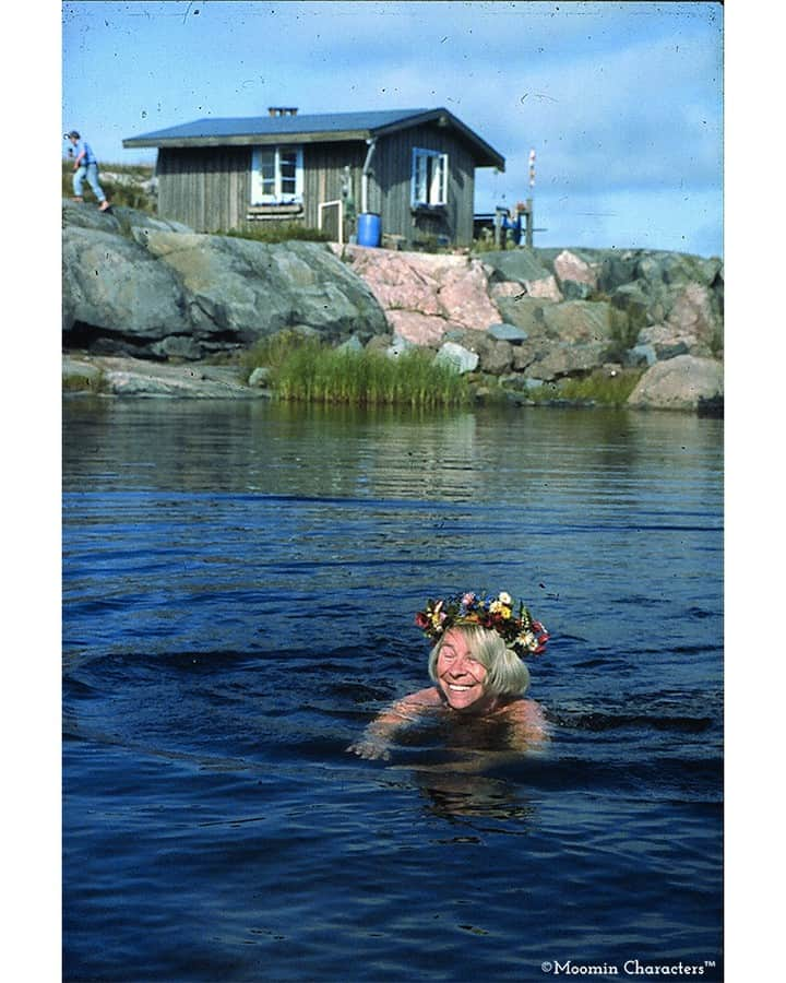 ムーミンさんのインスタグラム写真 - (ムーミンInstagram)「Midsummer, the celebration of the summer solstice!😍 Jump into that magical midsummer mood with these beautiful and touching quotes from Tove Jansson's literature!❤️🌼 🌿  Also, do you know how Tove Jansson used to spend her midsummers? Find out more on our blog 👉 moom.in/midsummer20 🌿  Happy Midsummer!❤️ 🌿 #moomin #moominofficial #ToveJansson」6月20日 16時26分 - moominofficial