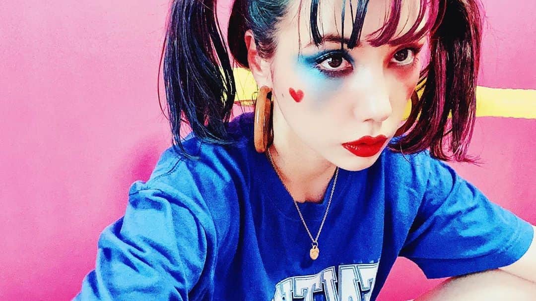 仲里依紗のインスタグラム：「ハーレイ・クインになるつもりじゃなかったのに、なんでなってるの？ ハンドクラップをするつもりじゃなかったのに、なんでやってるの？ ってゆー動画を 今日20時 YouTubeにアップするよ❣️❣️❣️ みてね😂🙏🏻」