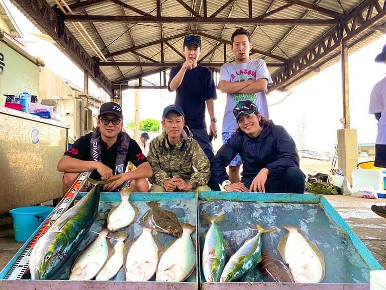 DJ MEGURUのインスタグラム：「久々の釣り。今日は泳がせのヒラメ狙いでした！！ チームワークの賜物！  #おれの釣果は聞くな #敵は魚ではなく自分自身だった」