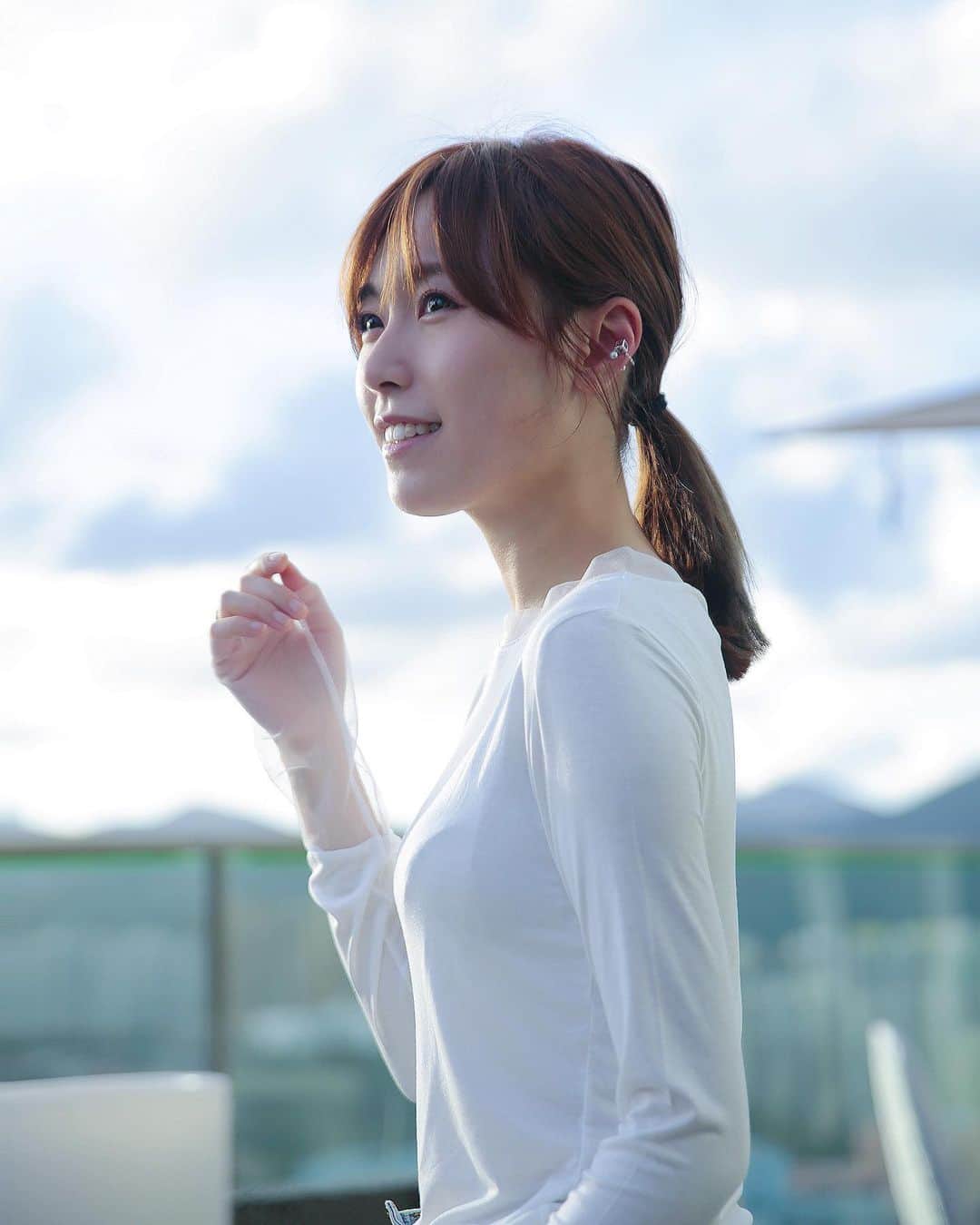のインスタグラム：「因為做瘦手臂嘅療程要趴喺度半個鐘， 以下係美容師👩🏻‍🔬同我🙂嘅對話 👩🏻‍🔬：「完成喇，辛苦晒你」 🙂：「辛苦？我趴喺度咋喎」 👩🏻‍🔬：「半個鐘喎，都攰家嘛」 😏：「咁做運動辛苦好多」 有做過手臂運動嘅人就知道， 有一舊肉無論你點對待佢， 佢都無動於衷， 而家趴喺度半個鐘就可以同佢say👋🏻 成件事實在太marvellous😌😌😌 着貼身嘅長袖衫就唔會大大隻隻、 健健碩碩💪🏻 唔使畀人以為我係superhero🤢  隔空溶脂療程 @alyssabeautyhk」