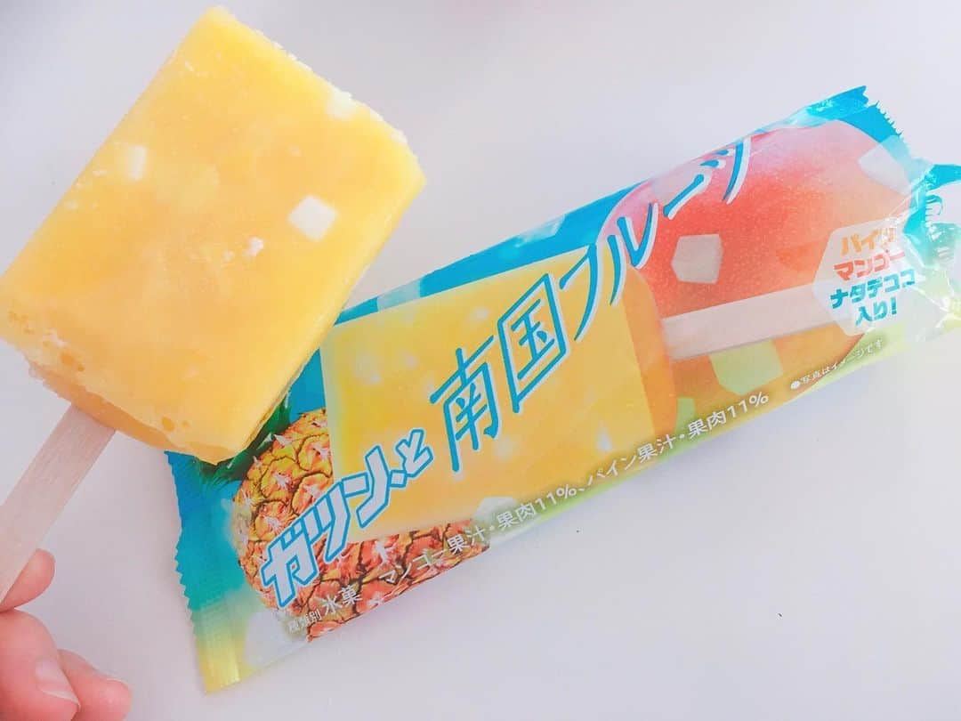 加藤ジーナさんのインスタグラム写真 - (加藤ジーナInstagram)「ガツン、と南国フルーツ🌴 パイン🍍マンゴー🥭ナタデココ！！！ すっきりコリコリ美味しい🥺💕 思ったよりナタデココの量が多くて嬉しくなりました！笑 マンゴーちょっと苦手なんだけど、パインと合わさって私は美味しいと思えた！😊✨ 夏はこういうフルーツ系の氷菓に本当助けられるよねえ😂✨👏 ていうかまだ夏始まってないけどねえ、、、笑 #ガツンと南国フルーツ #ガツンとみかん #氷菓 #アイス #バーアイス #パイナップル #マンゴー #ナタデココ #アイス部 #アイス好きな人と繋がりたい #今日のアイス」6月20日 16時47分 - katogina_718