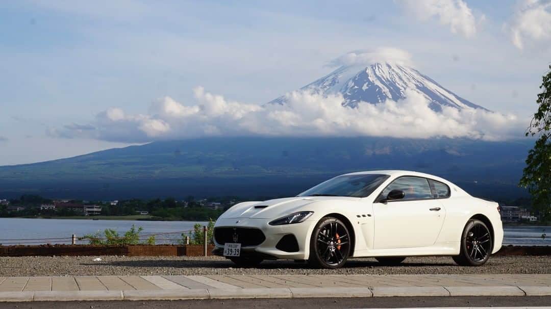 Maserati Japan | マセラティ ジャパンのインスタグラム：「マセラティジャパンでは、全国のショールームをインタビュー形式でご紹介しております。 今回は、マセラティ浜松（@maserati_hamamatsu）です。  Q:　ショールームについて教えてください  マセラティ浜松は、東名高速浜松ICからのアクセスも良く、工場を併設したショールームです。新車から中古車まで常時30台以上展示しております。  東西に長い静岡県の西に位置する、製造と音楽の街『浜松市』。 海も近ければ山も近く、浜名湖にクルーザーを係留してのマリンスポーツだったり山でキャンプなど、浜松近辺はアクティビティも豊富、うなぎも有名です。 東の方へ行けば世界遺産富士山があります。  当ショールームでは、お客様のニーズに合わせ、車検点検などの促進をしております。 納車前のコーティングも自信があります。 弊社のクラブ会員になっていただきますと特典があります！  Q:　新型コロナウイルス感染拡大に伴う対応を教えてください  全スタッフの体調管理、手指消毒のお願い、従業員マスク着用、適切な距離を保った応対、ショールーム内の設備や車両のシート・ステアリングなど、お客様やスタッフが触れる場所の消毒、ショールームの定期的な換気を行なっています。  Q:　PRをどうぞ！  おかげさまでマセラティ浜松は、2014年のオープンから2020年の6月で丸6年を迎えます。 これもひとえにマセラティ、そしてイタリアを愛する皆様のおかげです。 『お客様満足第一主義』を掲げ精進して参りますので、今後ともマセラティ浜松を宜しくお願い致します。 世界がCOVID-19に打ち勝った暁には、ご旅行の途中など全国のマセラティオーナー様もお気軽にお立ち寄りくださいね！ Teniamo duro, non molliamo mai！  ホームページ：https://www.maserati.com/jp/ja/dealers/hamamatsu Facebook（@maserati.hamamatsu）：https://facebook.com/maserati.hamamatsu/ Instagram（@maserati_hamamatsu）：https://www.instagram.com/maserati_hamamatsu/ LINE@：https://page.line.me/xat.0000160063.ht9 YouTube：https://www.youtube.com/channel/UC8jxUsDnsGAzXfVKrGaZ1Og  #Maserati #マセラティ #MaseratiJapan #マセラティジャパン #MaseratiDealer #マセラティディーラー #ディーラー紹介 #MaseratiHamamatsu #マセラティ浜松 #Hamamatsu #浜松 #Hamanako #浜名湖」