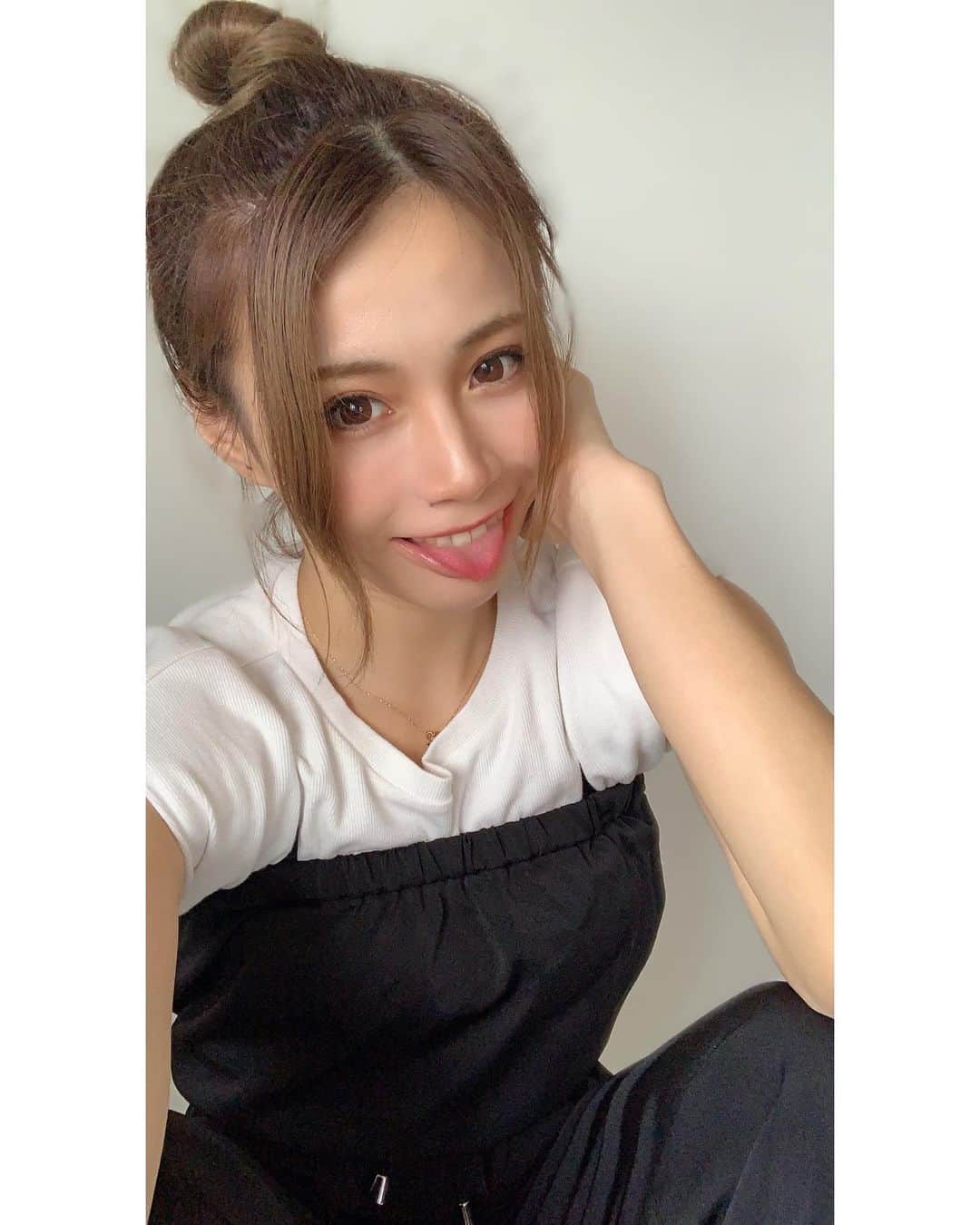 HARUKAさんのインスタグラム写真 - (HARUKAInstagram)「🍡😛 . 暗くしたはずなのにイメージと全然違う色だった💇‍♀️というかすぐ落ちた🤣 やっぱりセルフカラーは難しい🤣 そろそろ美容室いこ🥺❤️ . #おだんごヘア #ボブ #髪色 #髪型 #アップヘア #ヘアアレンジ #ヘアカラー #美容室 #セルフカラー #ヘアサロン　　#トレーニング #トレーニング女子 #筋トレ #ボディメイク #運動 #ダイエット #腹筋 #くびれ #美尻 #ヒップアップ #バストアップ #減量 #食事制限 #腸活 #トレーニングウェア #夏」6月20日 16時55分 - haruka_o8o4