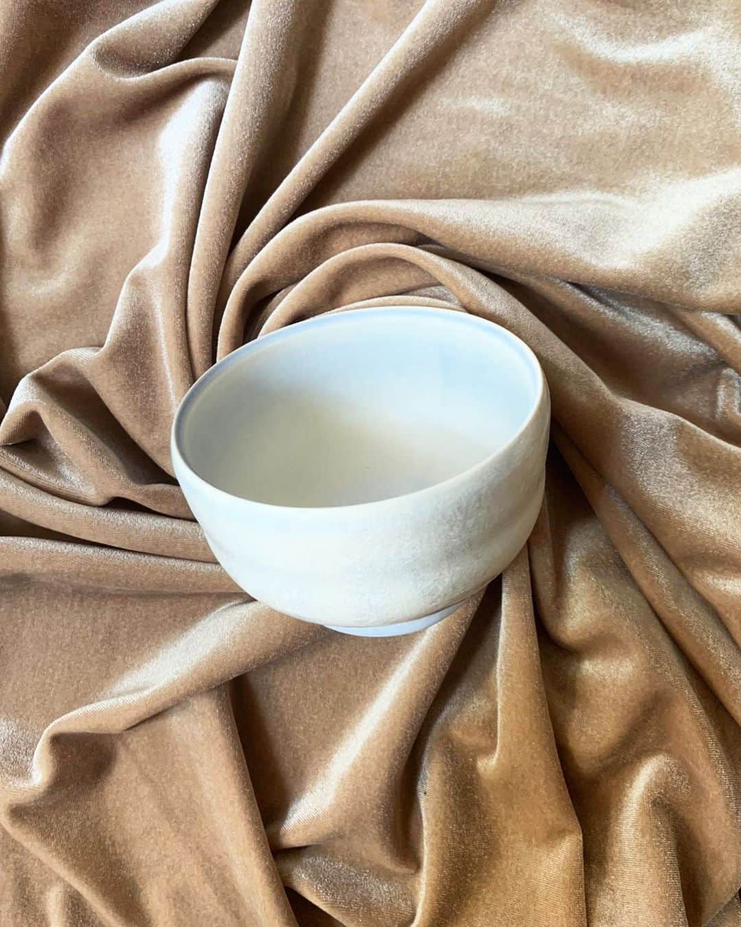倉岡晋也のインスタグラム：「appearance ✔︎ Beautiful ceramic @riyookim at my Paris home. Kinda white snake skins ,change color with light by light . Thank you so much @kingtokyooo @luxury_of_less 光によって色が違ってみえる 深い白の茶器、綺麗だなー #riyookim #luxuryofless」