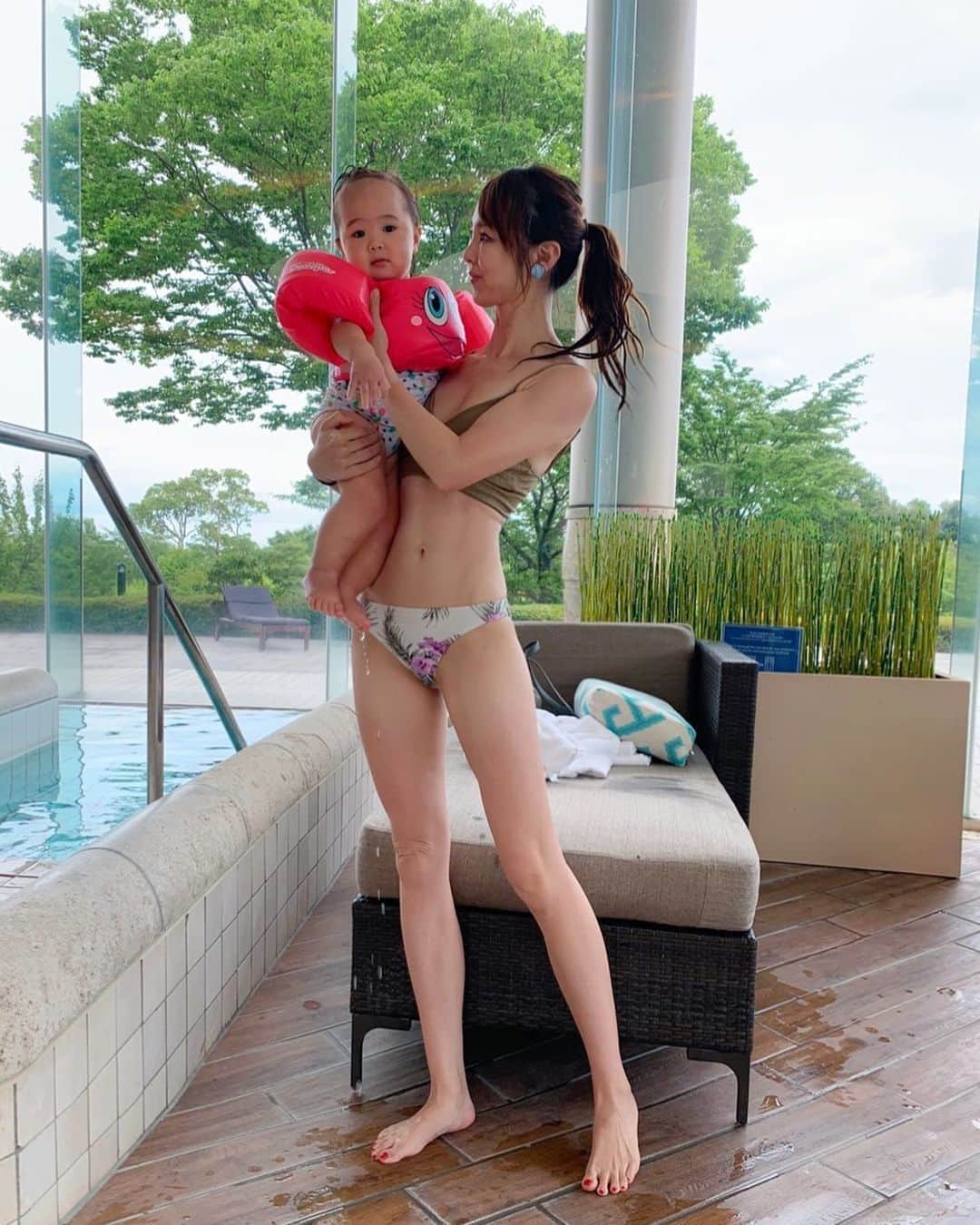 土井千春さんのインスタグラム写真 - (土井千春Instagram)「久しぶりに大きなプールで沢山遊べました☺️ いつのまにか、もう夏ですね👙✨ 最近では5月から夏仕様な感じです！！ 水着を着ると身も引き締まります✨ 隠さずにどんどん出すことで意識も変わりダイエット効果はかなりでます！！これホントなんです！！ #産後ダイエット#ダイエット指導#ダイエットチーム#デルール#カロリーバスター#ダイエットサプリ」6月20日 17時06分 - chiharudoi