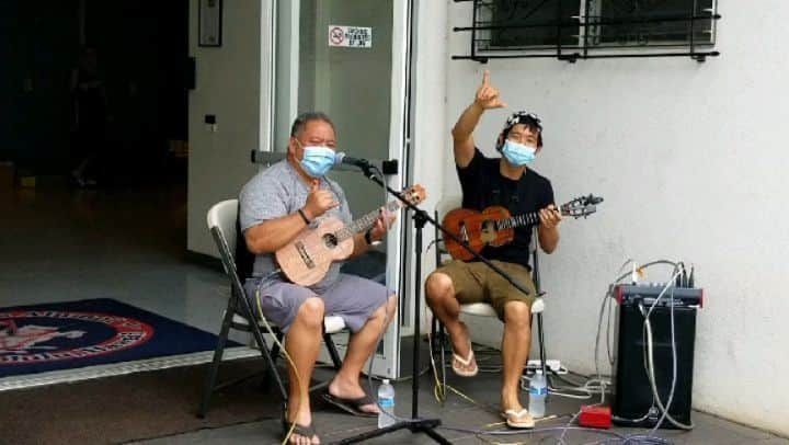 瀬川慶のインスタグラム：「Thanks to Food distribution and volunteers for supporting many local people and community. I didn't expect THE @jakeshimabukuro who goes on various tours, performed in front of Queen Elizabeth with Bette Midler, won many awards, playing here in Kaimuki! This is why locals loves Jake🥰! パンデミックの中、様々な団体やボランティアによる食料配給には感謝しかない！そんな中、ビルの陰でひっそり演奏しているBGMの主が日本全国ツアーやエリザベス女王の前での演奏や数々の賞を受賞している、あのジェイク🤗 ハワイのためなら協力を惜しまないジェイクがみんなに愛される理由！最初の間は写真だと思ってポーズしてくれたから(^^) その気遣いもさすが!  #Hawaii #aloha #KYDO #fooddistribution #supportlocals  #covid19hawaii #jakeshimabukuro　#ハワイ　#アロハ　#ジェイクシマブクロ　#ウクレレ　#ローカル愛　#コロナに負けるな」