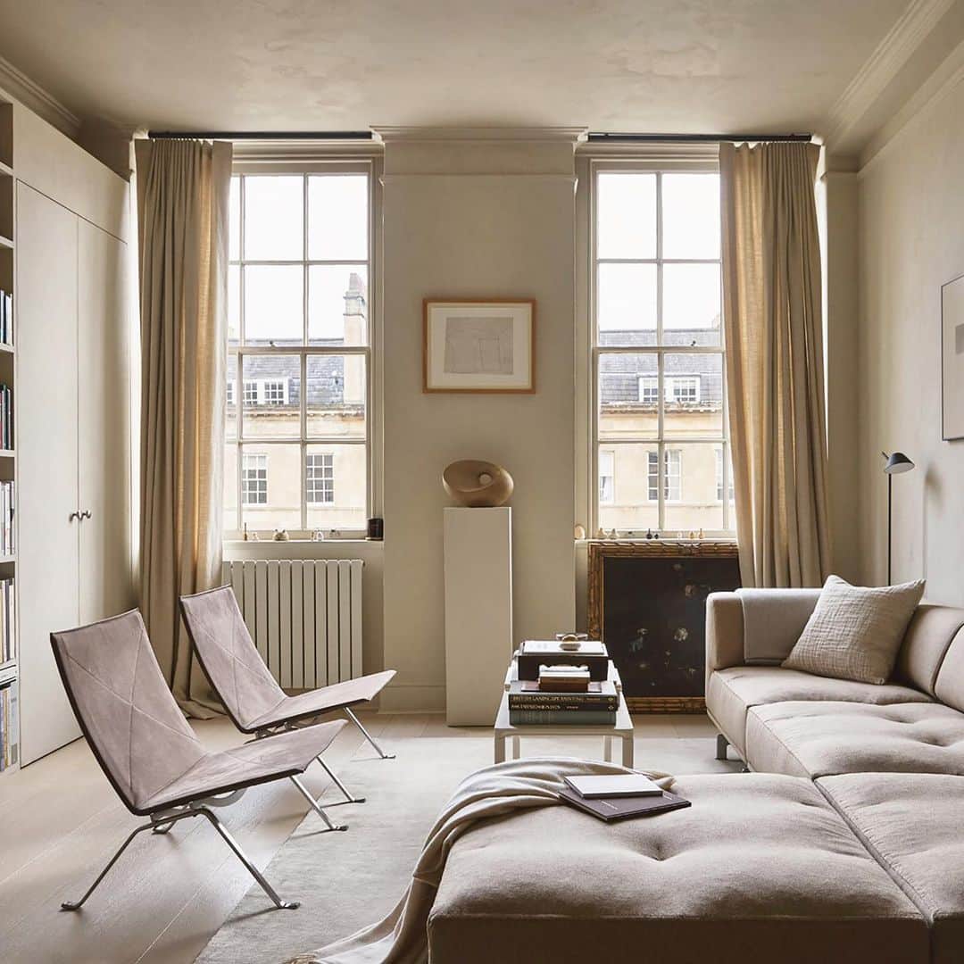 The Modern Houseさんのインスタグラム写真 - (The Modern HouseInstagram)「#forsale Calming Influence: a refined apartment in Bath which pairs elegant Georgian proportions with a muted interior palette. Follow the link in our bio to see the sales listing.」6月20日 17時11分 - themodernhouse