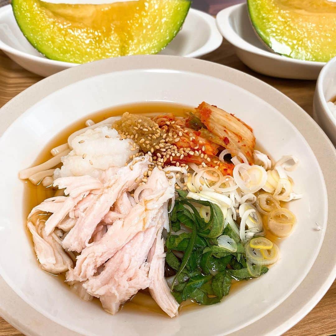 吉江瞳のインスタグラム：「よし飯ランチはぶっかけ讃岐うどん❤️ サラダチキン、大葉、長ネギ、大根おろし、生姜、キムチのぶっかけ❤️ そして豊洲で頼んだメロン🍈 おいしかったー❤️ #よし飯 #ぶっかけうどん」