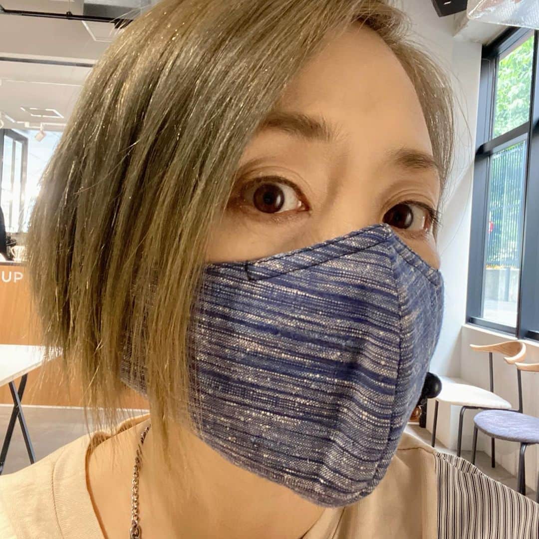 熊谷真実さんのインスタグラム写真 - (熊谷真実Instagram)「今日の、マスクはジャズ歌手の朱夏洋子さんのプレゼント。 チャームが可愛い。 いつもありがとうございます。 #熊谷真実#マスク可愛い#涼しいマスク#マスクファッション」6月20日 17時15分 - mami_kumagai310