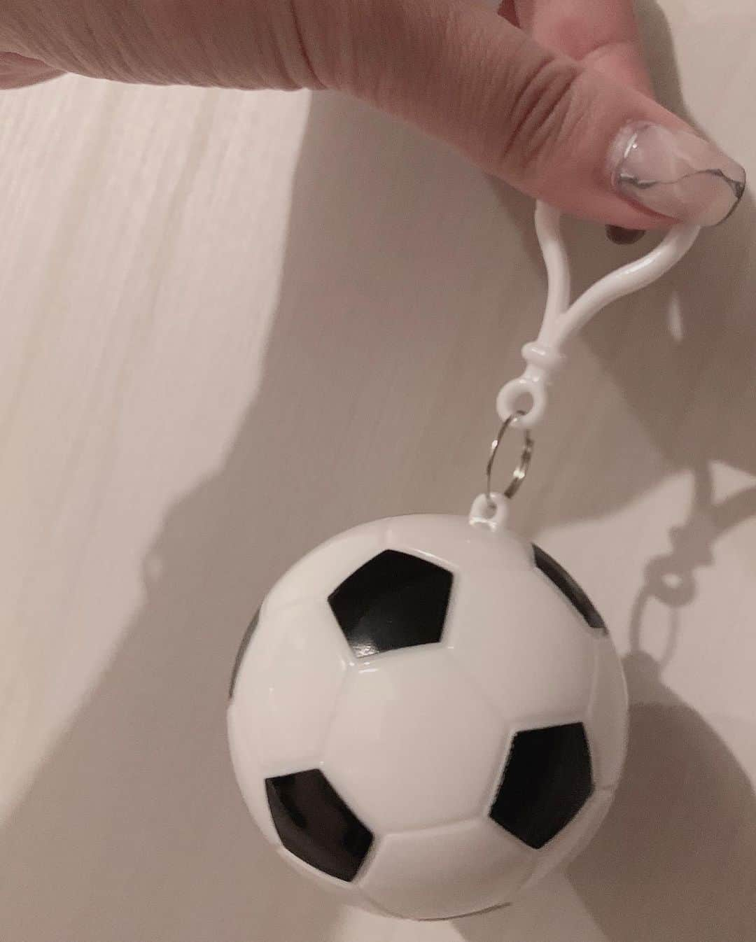 矢代梢さんのインスタグラム写真 - (矢代梢Instagram)「可愛いサッカーボールのキーホルダー⚽️ だけじゃない！！ 中にレインコートが入ってるんだよー☝️ 試合観戦中の急な雨もこれがあれば濡れない👏😭✨✨✨✨ 優秀アイテム🥰 #サッカー #サッカーボール #サッカーボールキーホルダー #レインコート #観戦グッズ #⚽️ #☔️」6月20日 17時20分 - kozue_yashiro