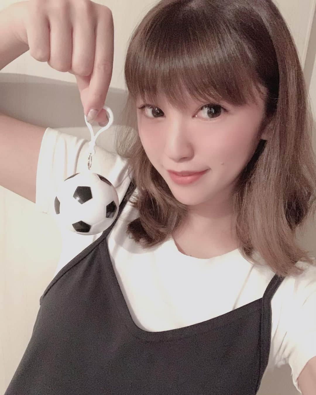 矢代梢さんのインスタグラム写真 - (矢代梢Instagram)「可愛いサッカーボールのキーホルダー⚽️ だけじゃない！！ 中にレインコートが入ってるんだよー☝️ 試合観戦中の急な雨もこれがあれば濡れない👏😭✨✨✨✨ 優秀アイテム🥰 #サッカー #サッカーボール #サッカーボールキーホルダー #レインコート #観戦グッズ #⚽️ #☔️」6月20日 17時20分 - kozue_yashiro