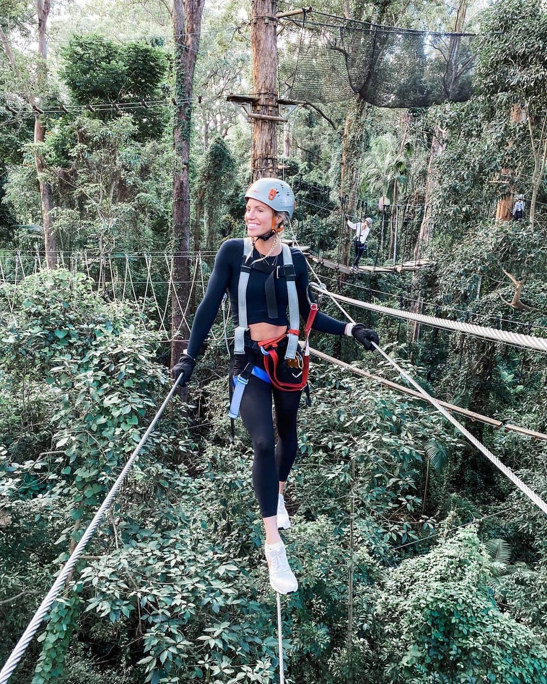エミリー・シーボームのインスタグラム：「Hang in there!  #treetopchallenge #thebigpineapple #sunshinecoasthinterland #sunshinecoast #highropes #saturday」