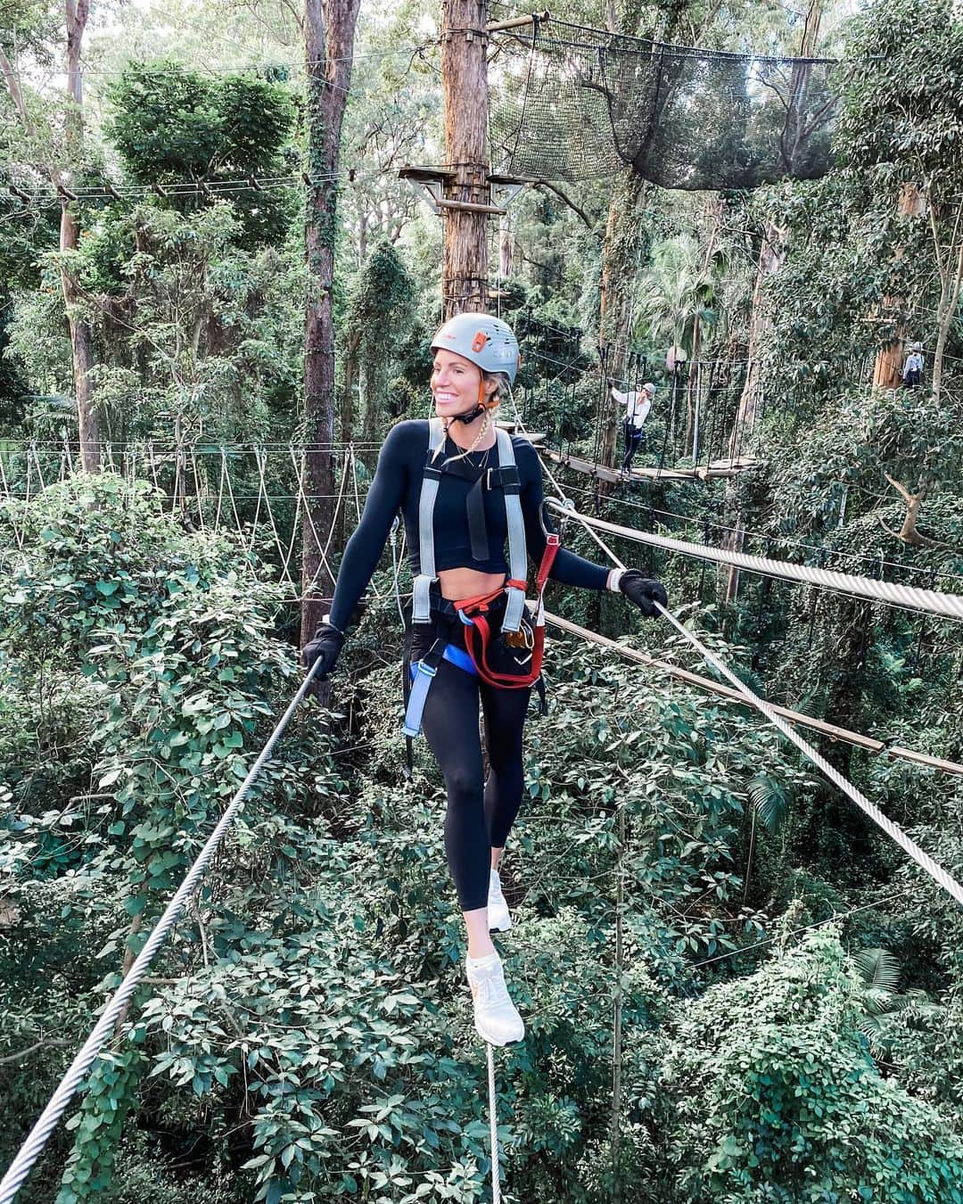 エミリー・シーボームさんのインスタグラム写真 - (エミリー・シーボームInstagram)「Hang in there!  #treetopchallenge #thebigpineapple #sunshinecoasthinterland #sunshinecoast #highropes #saturday」6月20日 17時21分 - emcbomb