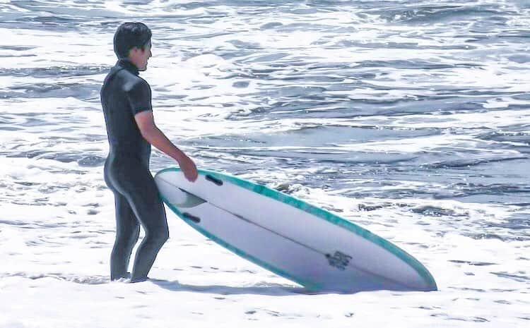 金尾玲生さんのインスタグラム写真 - (金尾玲生Instagram)「.﻿ ﻿ INTERNATIONAL SURFING DAY🏄🏽‍♂️🏄🏽‍♂️🏄🏽‍♂️﻿ ﻿ ﻿ 今日は天気も良くて気持ちよかったー✌︎﻿ ﻿ この新しい板も凄く調子良くて、どんななみてもスイスイ走るし動くしサイコー﻿ ﻿ 質問たくさんもらってるけど、﻿ 自分がオーダーしたこれから来る新しい板はピンクを入れる予定だよー✌︎﻿ ﻿ #internationalsurfingday」6月20日 17時28分 - reokanao