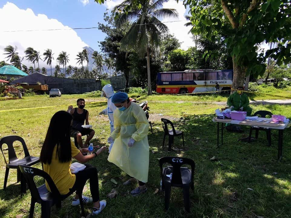 アン・カーティスさんのインスタグラム写真 - (アン・カーティスInstagram)「We’ve officially begun! Because of your overwhelming support we were able to provide 600 Covid-19 test kits for some of our stranded kababayans that reached out to us. This is just the beginning and we promise to do our best to share the donations you have made to our kababayans that need it the most. Maraming maraming salamat po for supporting this cause. Stay tuned for more updates as we wrap up our online store, Shop and Share in the next few weeks! @shopandshareph @therealangellocsin @dimplesromana @yetkl  #shopandshare2020」6月20日 17時31分 - annecurtissmith