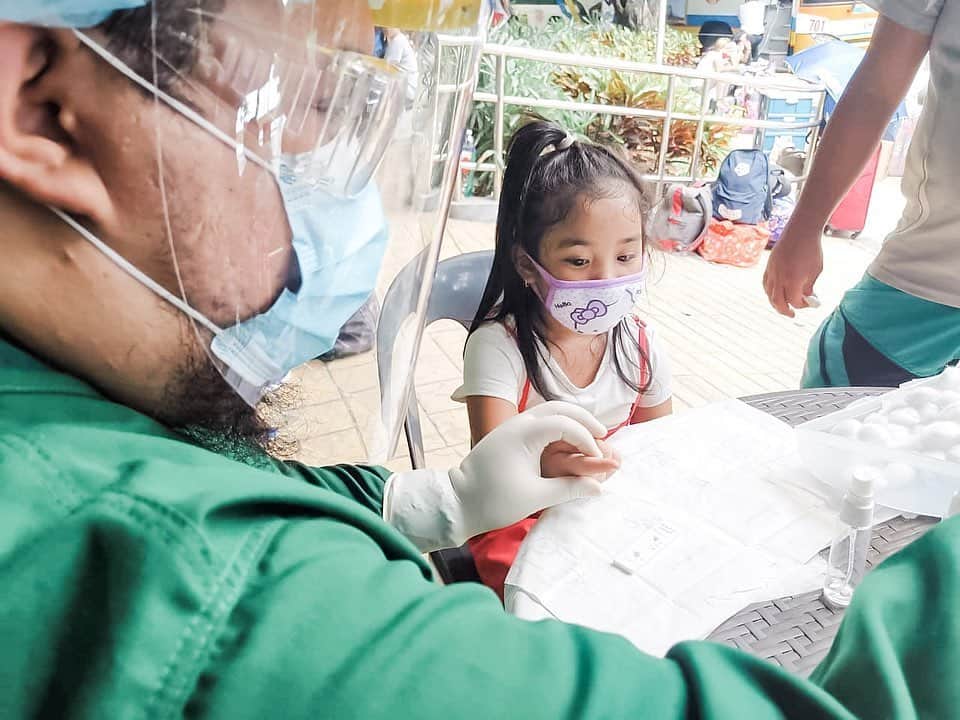 アン・カーティスのインスタグラム：「We’ve officially begun! Because of your overwhelming support we were able to provide 600 Covid-19 test kits for some of our stranded kababayans that reached out to us. This is just the beginning and we promise to do our best to share the donations you have made to our kababayans that need it the most. Maraming maraming salamat po for supporting this cause. Stay tuned for more updates as we wrap up our online store, Shop and Share in the next few weeks! @shopandshareph @therealangellocsin @dimplesromana @yetkl  #shopandshare2020」