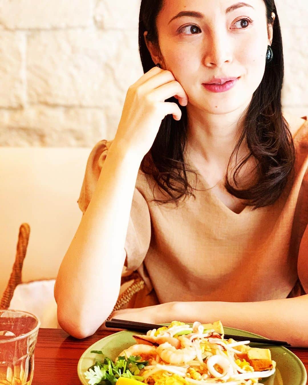 のインスタグラム：「パッタイとかおる🍲🌺 やっと半年ぶりに髪切りました🌻  ケイタさんにも久々お会いできて嬉しかったな😌  #クレセーラ」