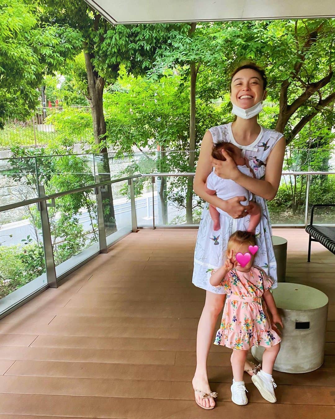 エミ・マイヤーのインスタグラム：「where did my daughter learn to pose like this lol 💕i can’t even do that😂#ポーズ」