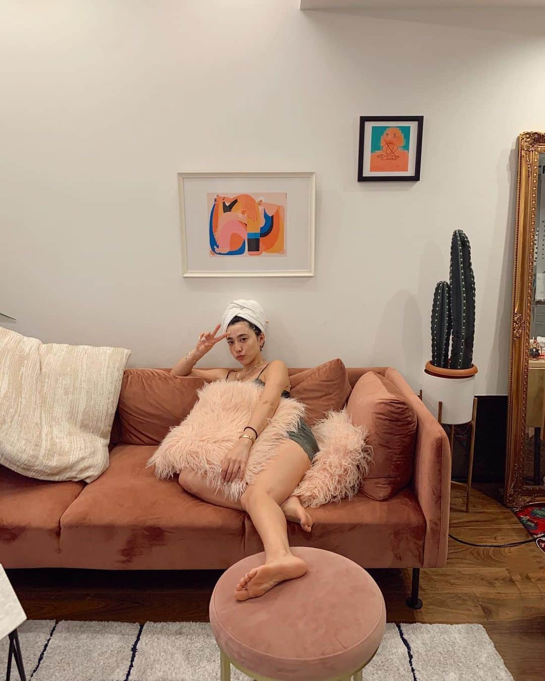 植野有砂さんのインスタグラム写真 - (植野有砂Instagram)「Living room makeover 💘リビングの家具の配置を変えてみた！ら、広くなったしなんかリフレッシュいい感じ💕思い切ってやってみるのいいね😜」6月20日 17時51分 - alisaueno