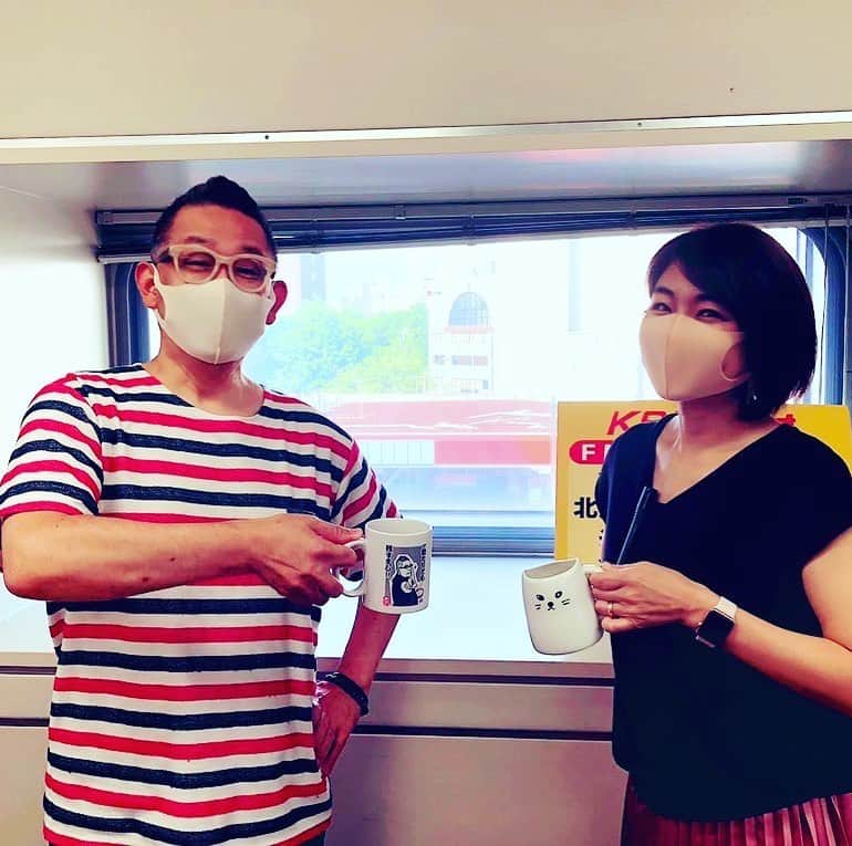のインスタグラム：「サタカン📻 後半スタートしましたよ😊  こだマンさんが ルネッサーンス🥂って言ってる（笑）😊 ツーショット。」
